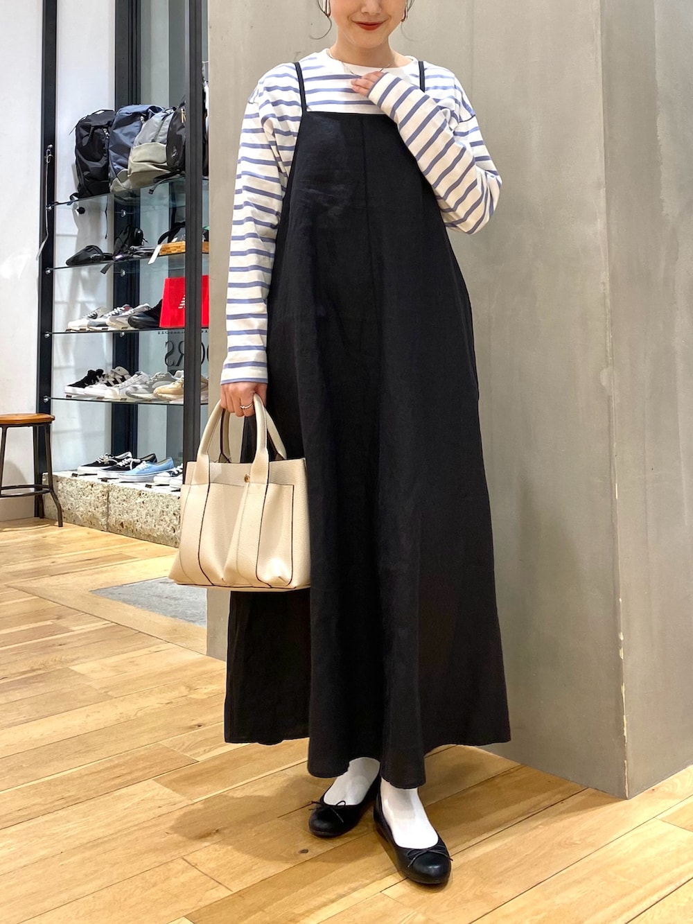 ブルー系のTシャツ/カットソー、ブラック系のワンピース、ホワイト系のトートバッグを着用したレディースの春コーディネートの3枚目の写真