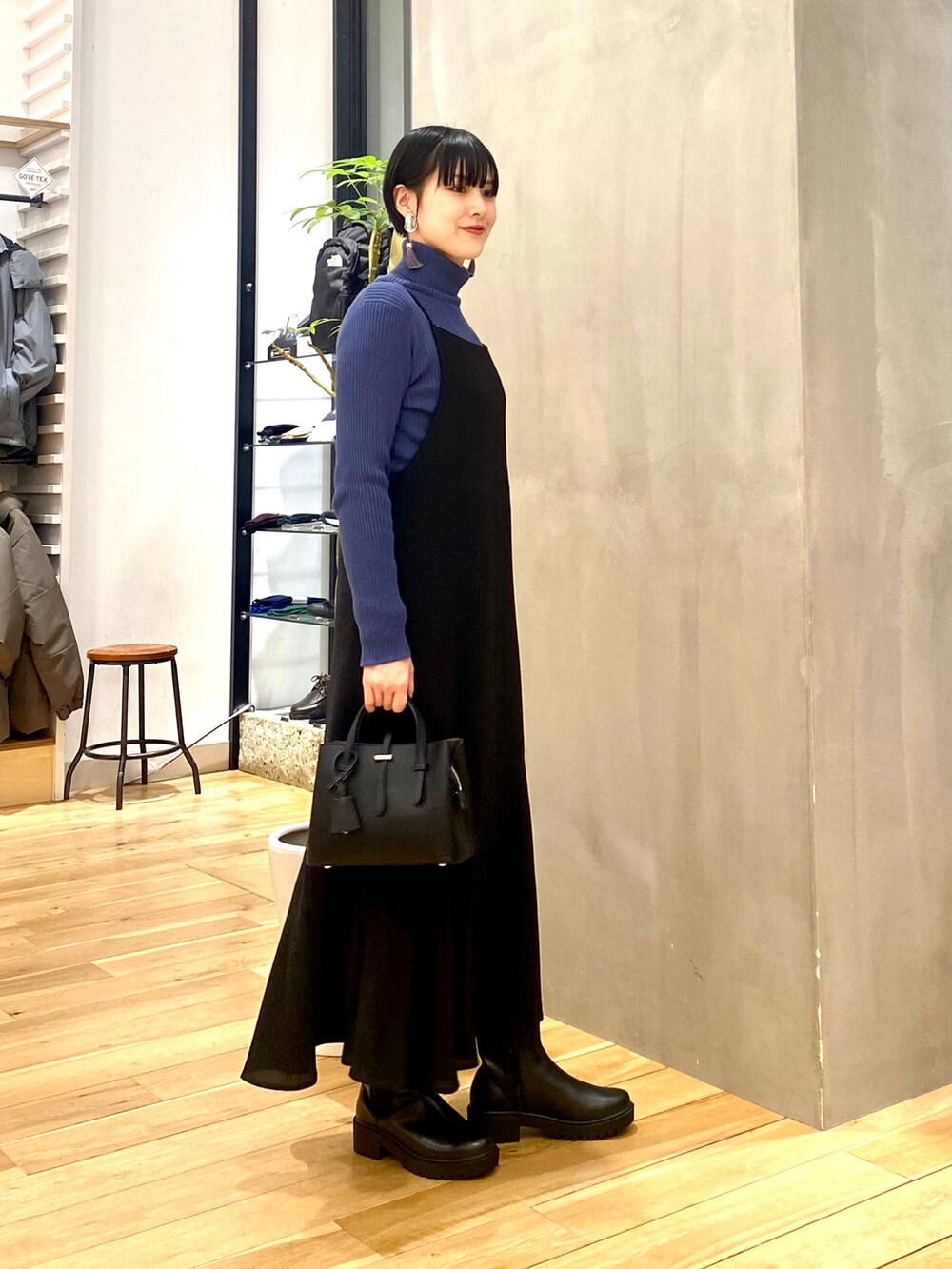 「きれいめカジュアル、休日スタイル、シンプルコーデ、大人カジュアル、冬コーデ、クリスマスに着たい服、韓国ファッション、ロングコート、タートルネック、ニット、おしゃれさんと繋がりたい、URBAN RESEARCH DOORS、URBAN RESEARCH DOORS WOMENS、マーメイドスカート、ロングワンピース」|「URBAN RESEARCH DOORSのタートルネックリブニット(ニット/セーター、ブルー系)」を使った、saoriさん(レディース・158cm)の冬コーディネートの4枚目の写真