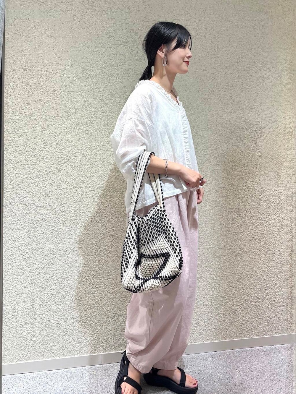 ピンク系のその他パンツ、ホワイト系のシャツ/ブラウスを着用したレディースの夏コーディネートの3枚目の写真