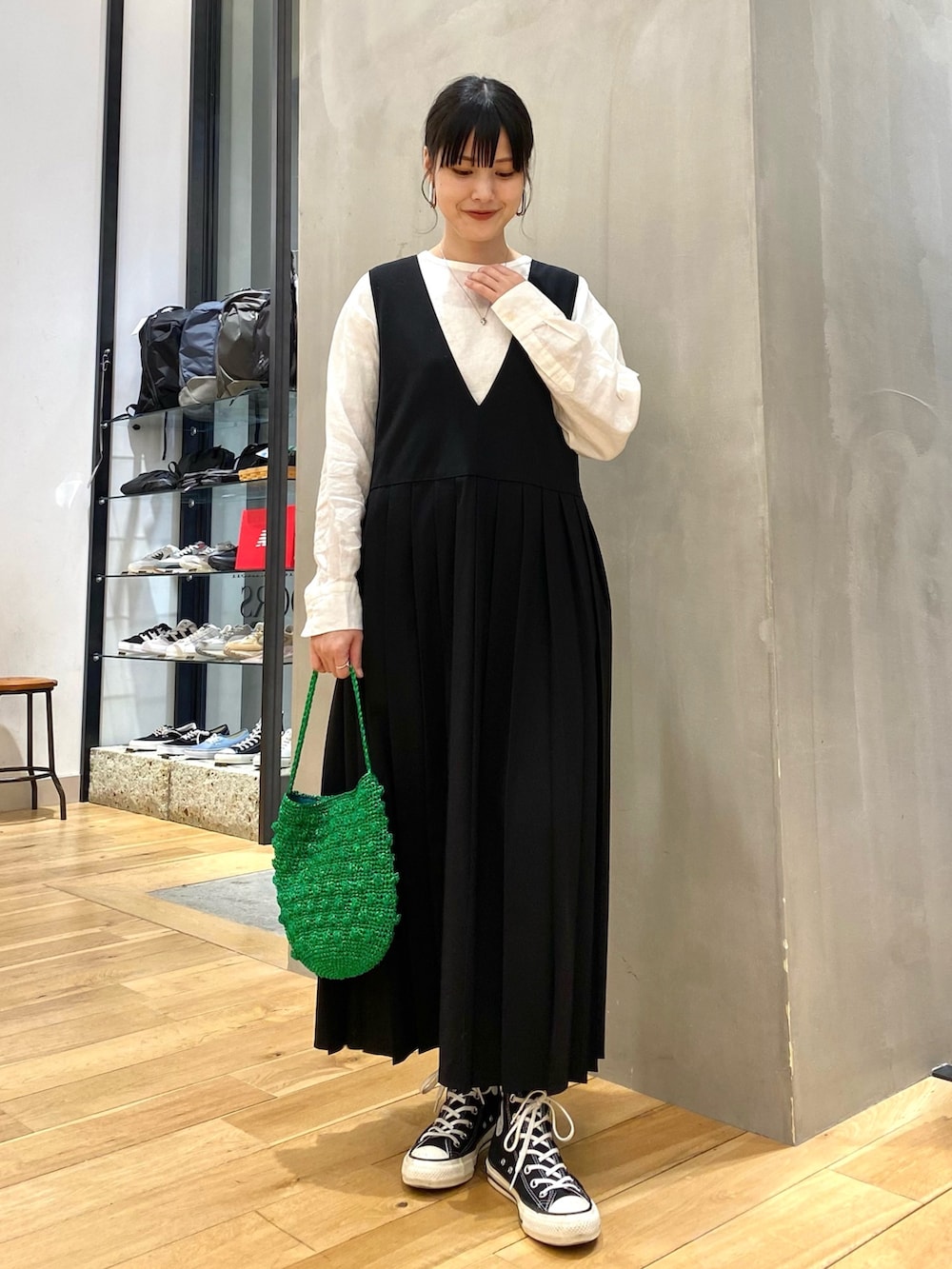 ベージュ系のトレンチコート、ホワイト系のTシャツ/カットソー、ブラック系のワンピースを着用したレディースの冬コーディネートの5枚目の写真