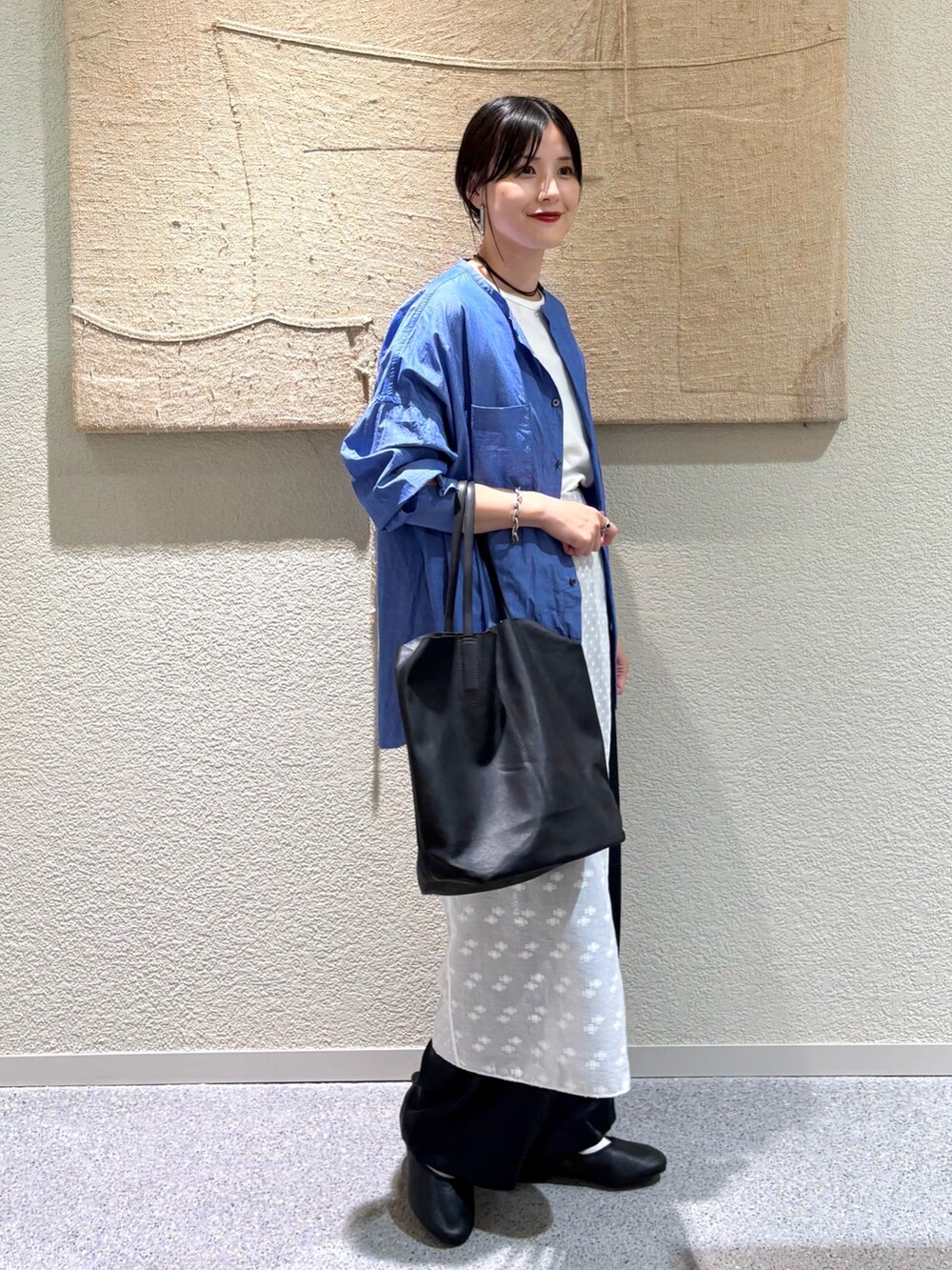 ブルー系のシャツ/ブラウス、ブルー系のシャツ/ブラウス、ホワイト系のタンクトップを着用したレディースの秋コーディネートの2枚目の写真