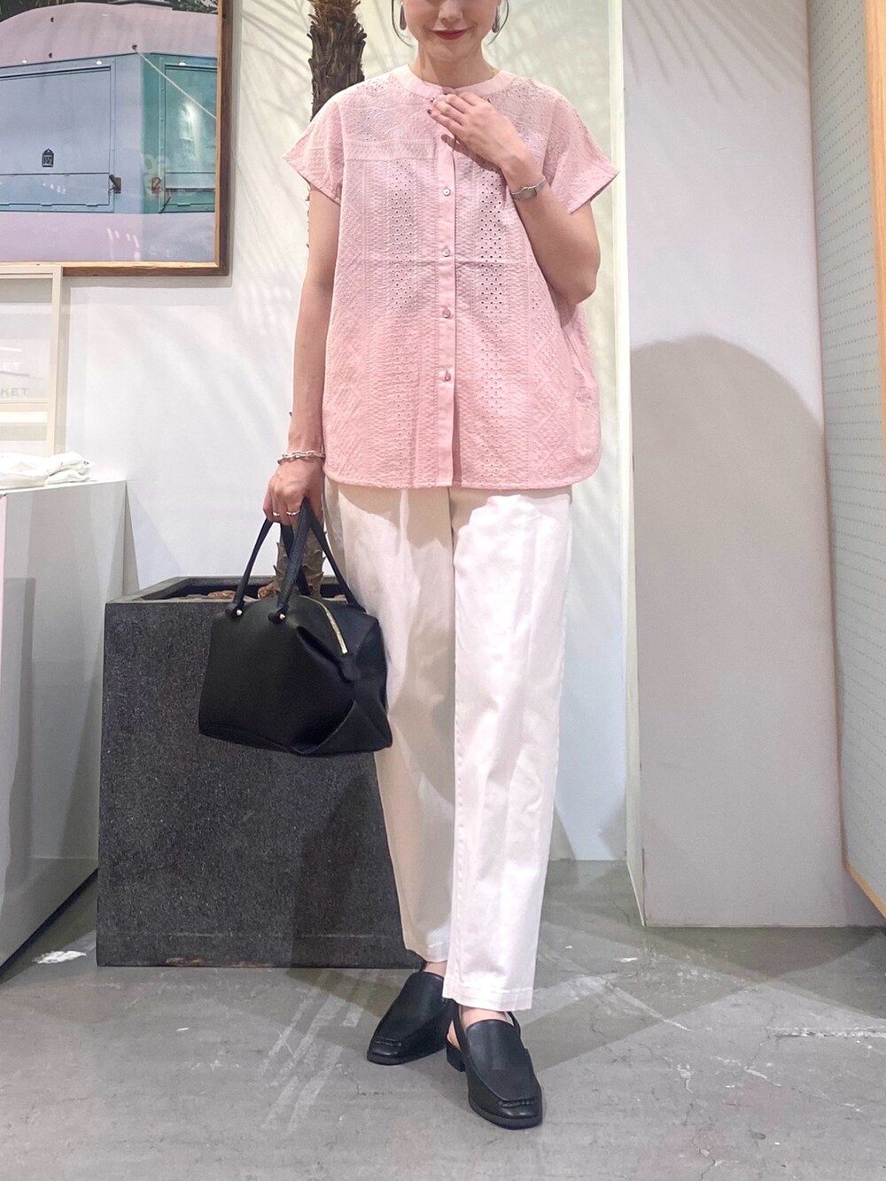 ピンク系のシャツ/ブラウス、ホワイト系のその他パンツ、ブラック系のハンドバッグを着用したレディースの夏コーディネートの3枚目の写真