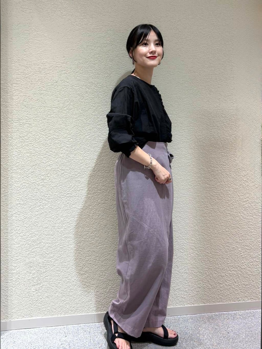 「大人カジュアル、シャツスタイル、デートコーデ、ママコーデ、きれいめカジュアル、シンプルコーデ、かぐれ、雨の日コーデ、newarrival、休日スタイル、30代、旅行コーデ、ブルベ夏、骨格ウェーブ、帰省コーデ」｜「かぐれのコットンリネンワッシャーフリルブラウス（シャツ/ブラウス、ブラック系）」を使った、saoriさん（レディース・158cm）の夏コーディネートの2枚目の写真