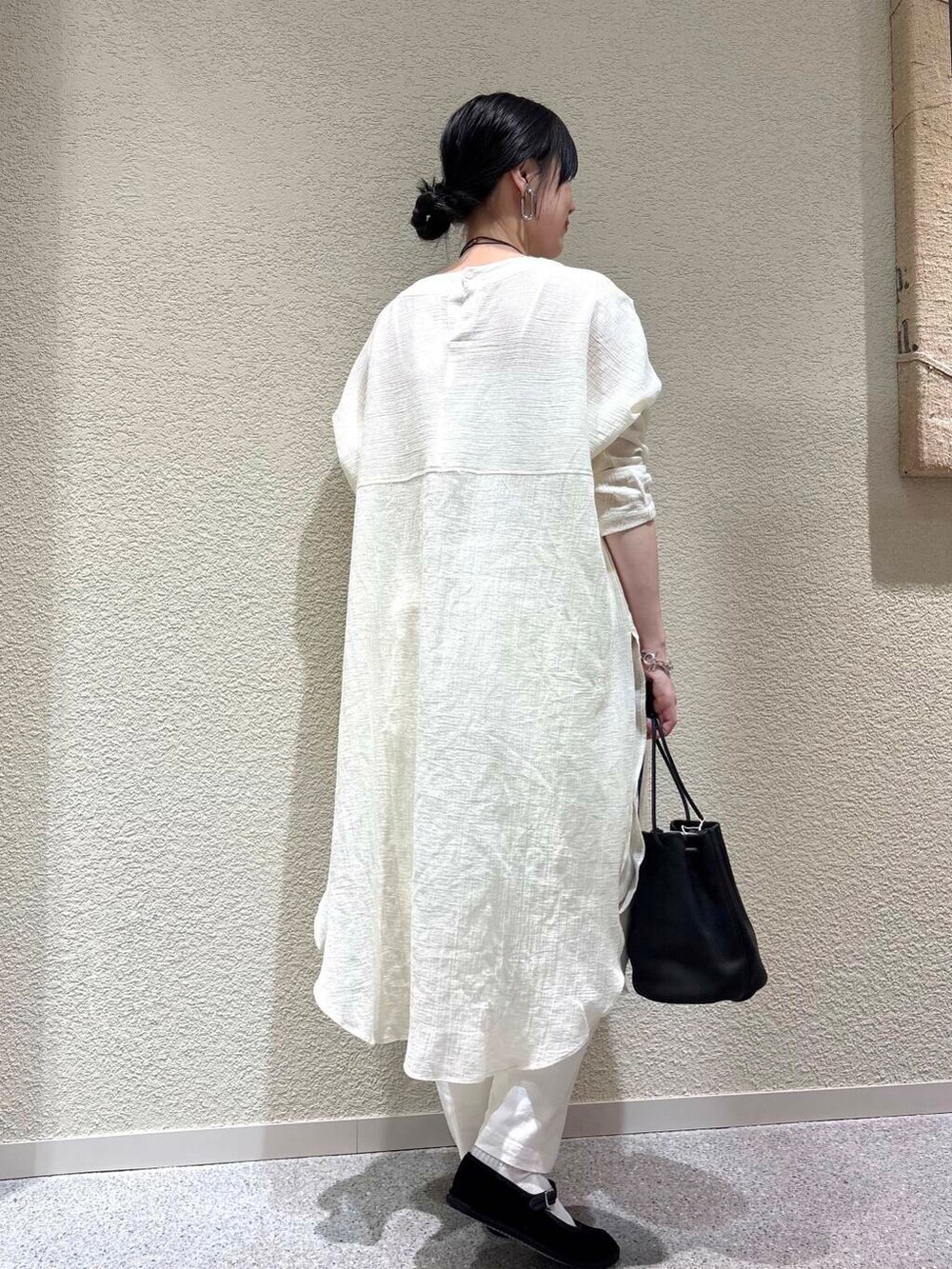 ホワイト系のその他パンツ、ホワイト系のチュニックを着用したレディースの春コーディネートの3枚目の写真