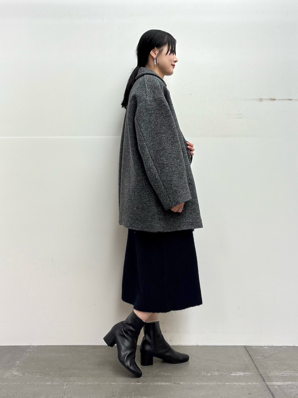 「ニットワンピース、真冬のあったかスタイル、シンプルスタイル、大人コーデ、ニット/セーター、秋冬コーデ、モノトーンコーデ、オーバーサイズ、冬、初春コーデ、旅行コーデ、きれいめコーデ、オトナカジュアル、きれいめコーディネート、グレー」｜「FORK&SPOONのFORK&SPOON　スライバーニットコート（その他アウター、グレー系）」を使った、秋山 里織さん（レディース・158cm）の冬コーディネートの2枚目の写真