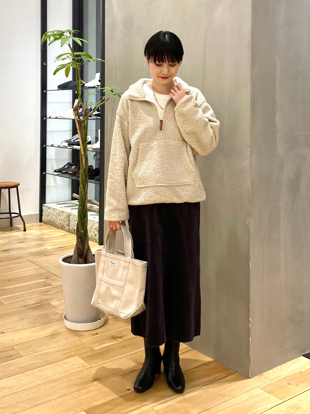 ホワイト系のTシャツ/カットソー、ホワイト系のTシャツ/カットソー、グレー系のスカートを着用したレディースの冬コーディネートの3枚目の写真