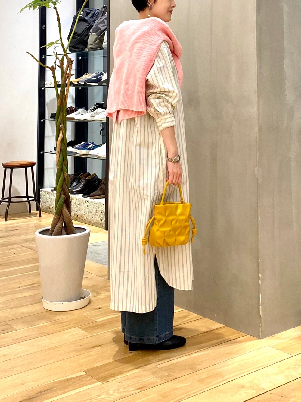 ピンク系のカーディガン/ボレロ、ブルー系のデニムパンツ、ブラック系のブーツを着用したレディースの冬コーディネートの5枚目の写真