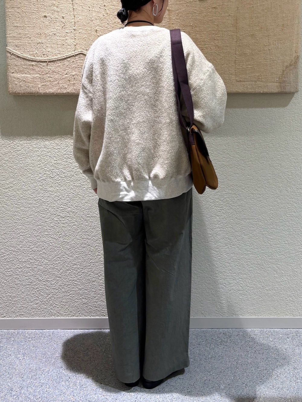 ベージュ系のその他トップス、ベージュ系のその他トップス、グリーン系のその他パンツを着用したレディースの秋コーディネートの5枚目の写真