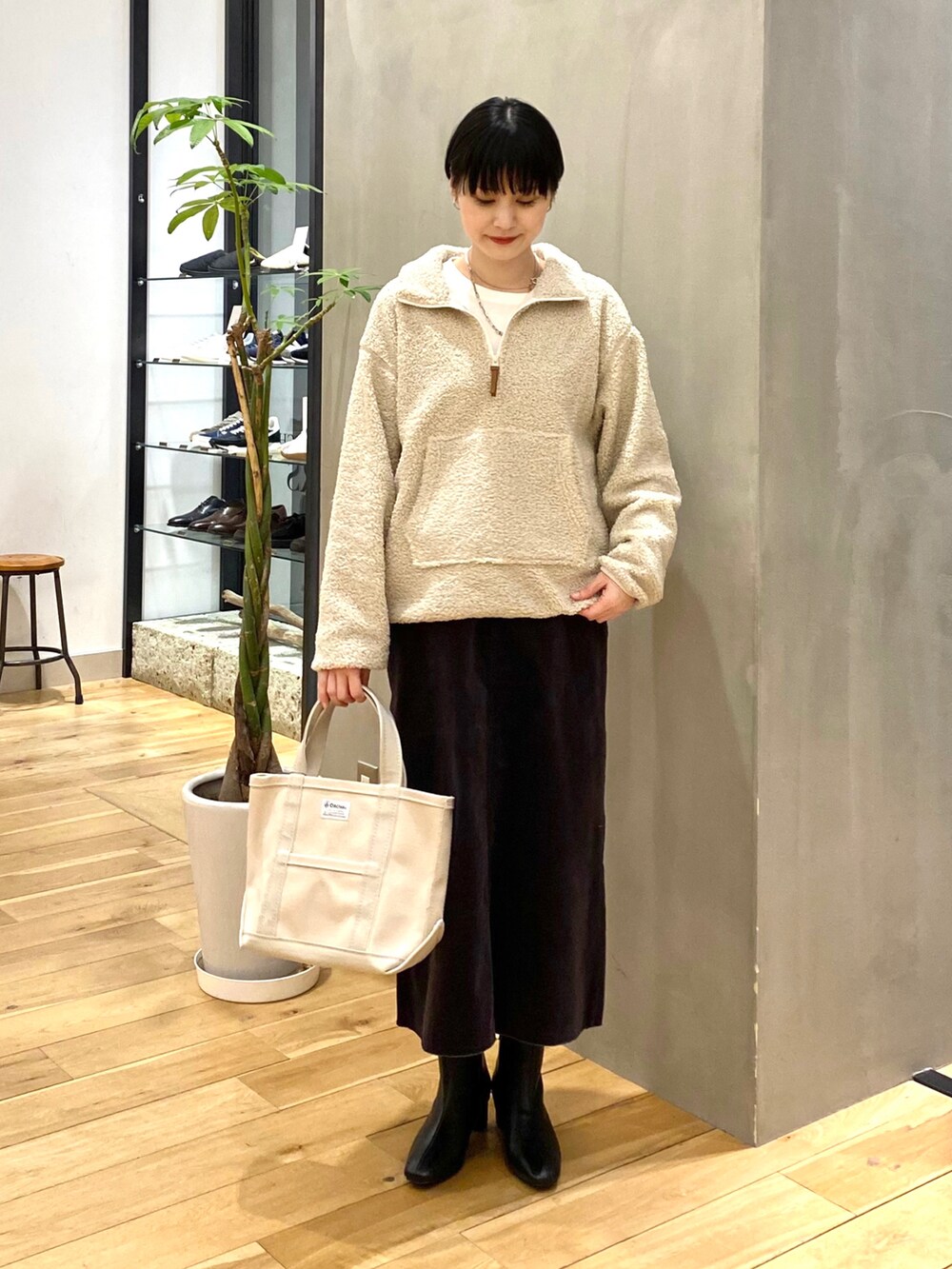 ホワイト系のTシャツ/カットソー、ホワイト系のTシャツ/カットソー、グレー系のスカートを着用したレディースの冬コーディネートの2枚目の写真
