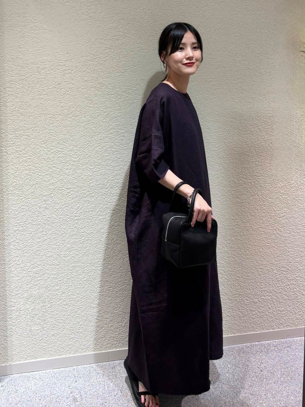 「大人カジュアル、デートコーデ、ママコーデ、きれいめカジュアル、シンプルコーデ、かぐれ、雨の日コーデ、newarrival、休日スタイル、30代、旅行コーデ、ブルベ夏、骨格ウェーブ、暑い、帰省コーデ」｜「かぐれのフェードデニムイージーパンツ（デニムパンツ、ブルー系）」を使った、saoriさん（レディース・158cm）の夏コーディネートの2枚目の写真