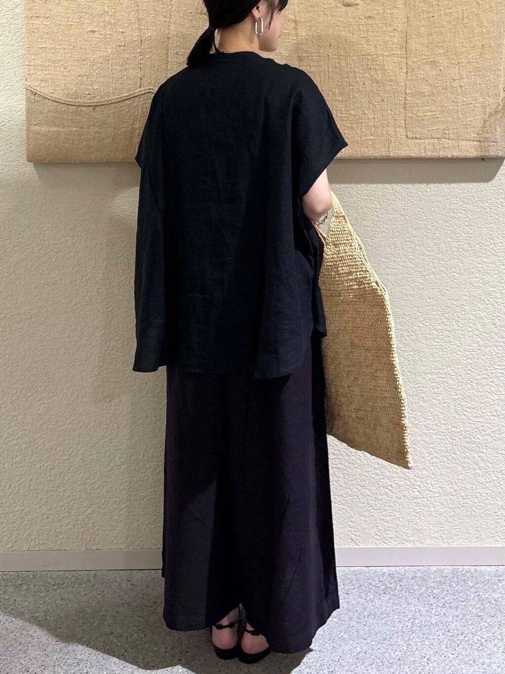 グレー系のその他パンツ、ブラック系のシャツ/ブラウスを着用したレディースの夏コーディネートの5枚目の写真