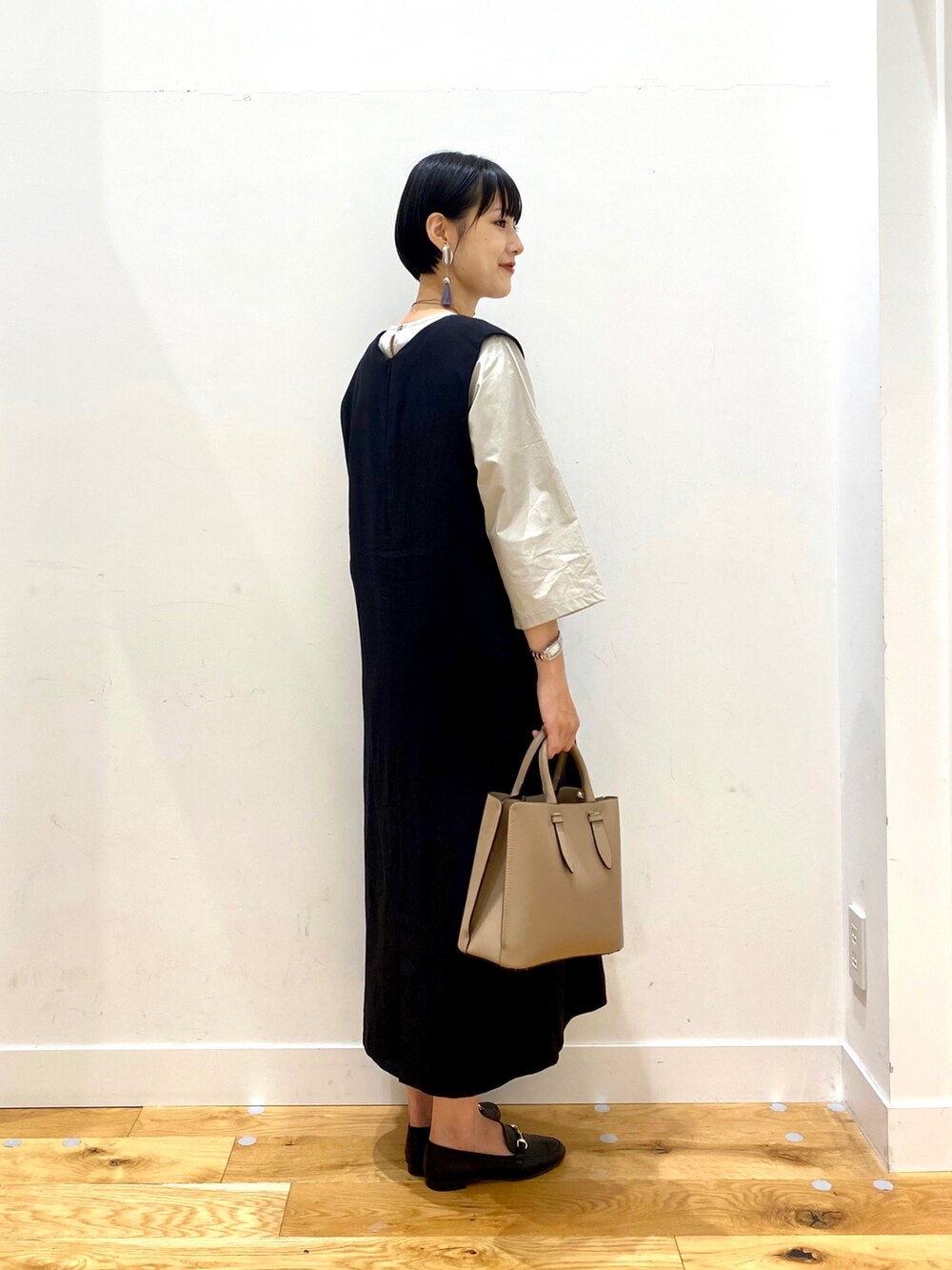 ベージュ系のシャツ/ブラウス、ブラック系のワンピース、ブラウン系のトートバッグを着用したレディースの夏コーディネートの3枚目の写真
