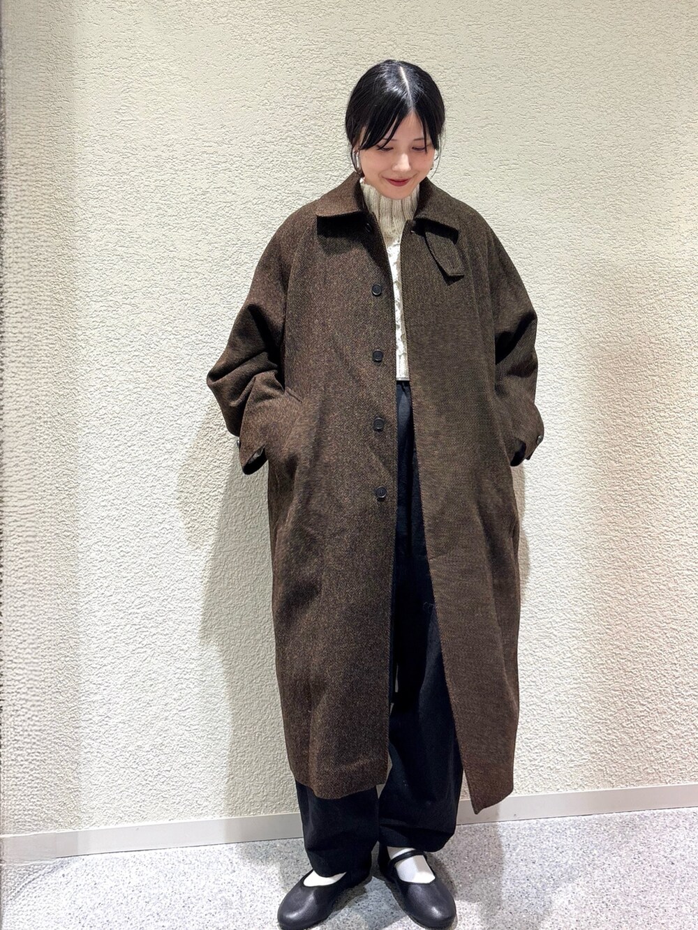 ブラウン系のその他アウター、ホワイト系のニット/セーター、ホワイト系のTシャツ/カットソーを着用したレディースの秋コーディネートの7枚目の写真