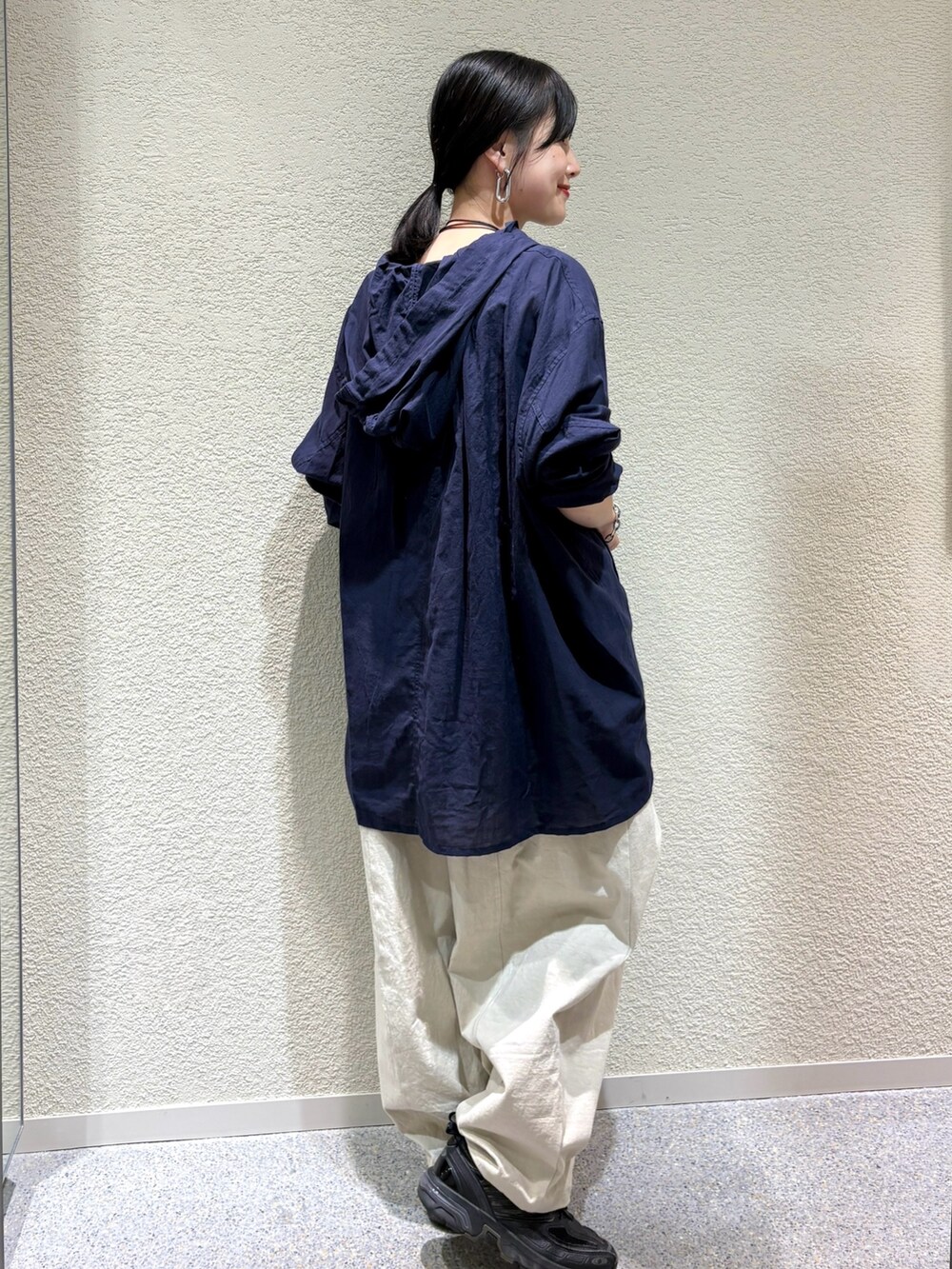 ブルー系のシャツ/ブラウス、ホワイト系のその他パンツ、ホワイト系のその他パンツを着用したレディースの秋コーディネートの3枚目の写真