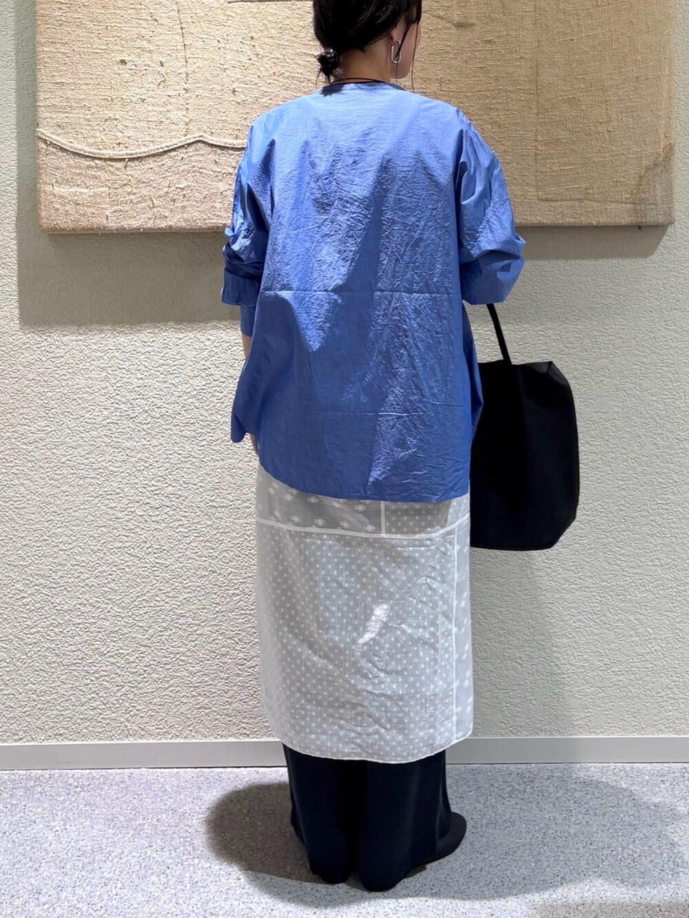ブルー系のシャツ/ブラウス、ブルー系のシャツ/ブラウス、ホワイト系のタンクトップを着用したレディースの秋コーディネートの5枚目の写真