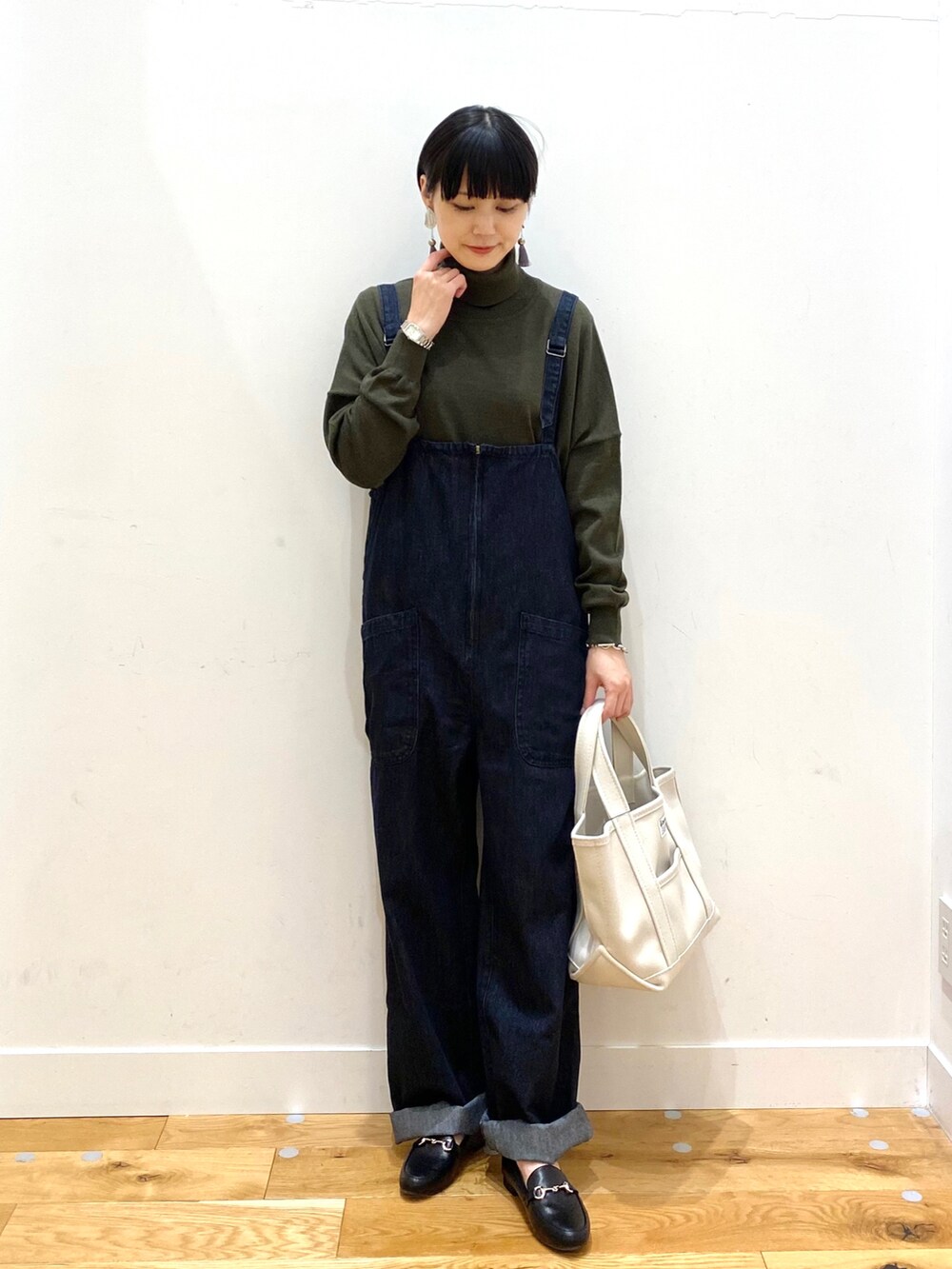 「クリスマスに着たい服、きれいめカジュアル、休日スタイル、冬コーデ、あったかコーデ、マイベストコーデ2021、タートルネック、カラーニット、おしゃれさんと繋がりたい、URBAN RESEARCH DOORS、URBAN RESEARCH DOORS WOMENS、シンプルコーデ、グリーン、ローファー、トートバッグ」｜「URBAN RESEARCH DOORSのウールワイドタートルネックニット（ニット/セーター、グリーン系）」を使った、秋山 里織さん（レディース・158cm）の冬コーディネートの3枚目の写真