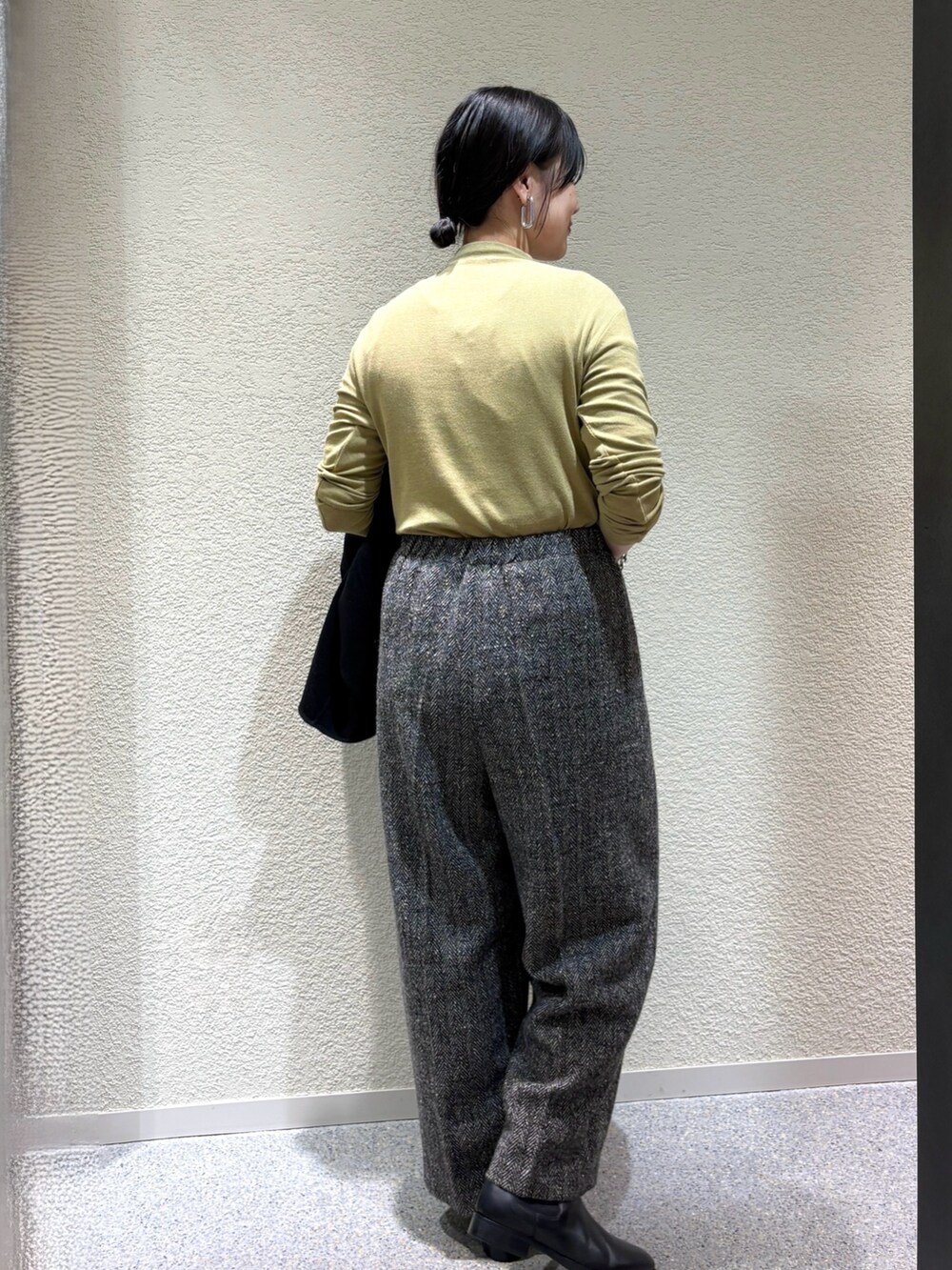 ブラック系のその他アウター、ブラック系のその他アウター、イエロー系のTシャツ/カットソーを着用したレディースの秋コーディネートの6枚目の写真