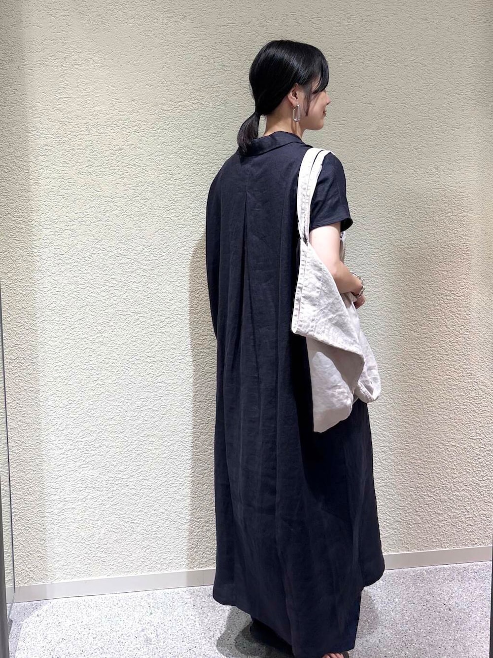 「大人カジュアル、デートコーデ、ママコーデ、きれいめカジュアル、シンプルコーデ、かぐれ、雨の日コーデ、newarrival、休日スタイル、30代、旅行コーデ、ブルベ夏、骨格ウェーブ、暑い、帰省コーデ」｜「かぐれのライトデニムイージーパンツ（その他パンツ、ブルー系）」を使った、saoriさん（レディース・158cm）の夏コーディネートの3枚目の写真