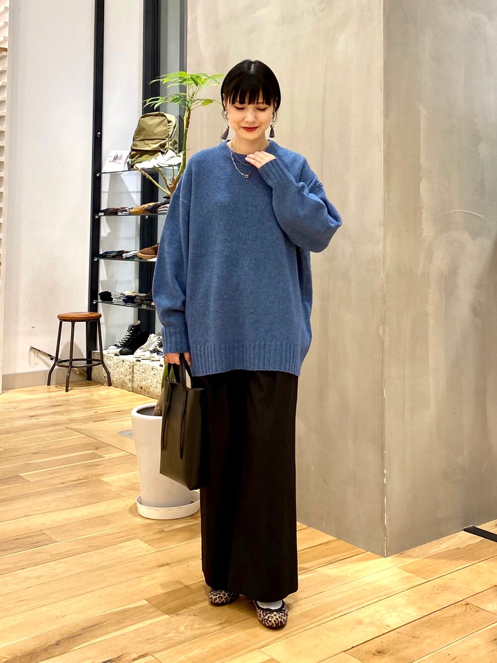 「きれいめカジュアル、休日スタイル、シンプルコーデ、大人カジュアル、冬コーデ、古着MIX、クリスマスに着たい服、マイベストコーデ2022、ニット、おしゃれさんと繋がりたい、URBAN RESEARCH DOORS、URBAN RESEARCH DOORS WOMENS」｜「URBAN RESEARCH DOORSのハミルトンウールクルーネックチュニック（ニット/セーター、ブルー系）」を使った、saoriさん（レディース・158cm）の冬コーディネートの2枚目の写真