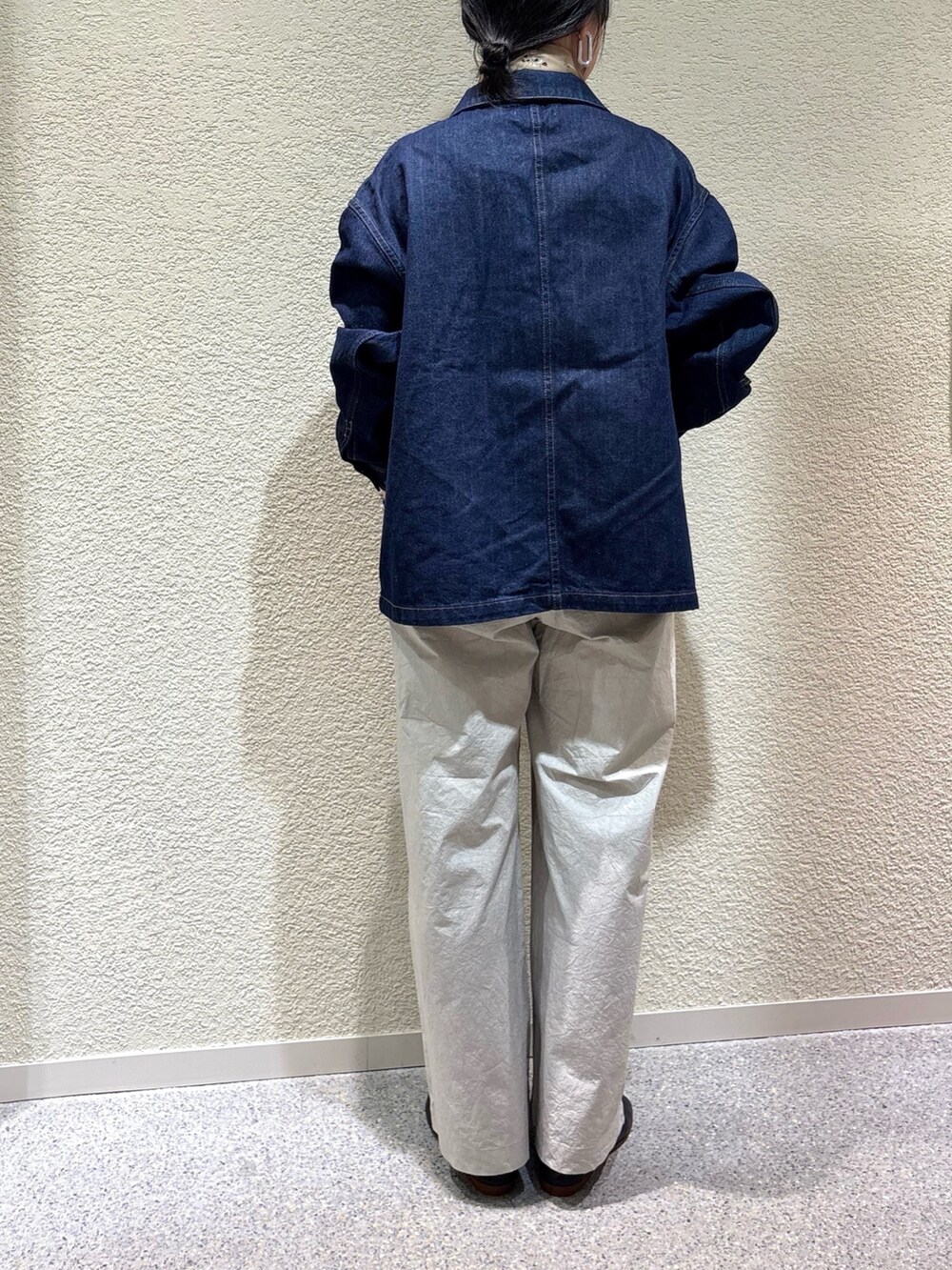 ブルー系のカバーオール、ブルー系のカバーオール、ブルー系のカバーオールを着用したレディースの秋コーディネートの5枚目の写真