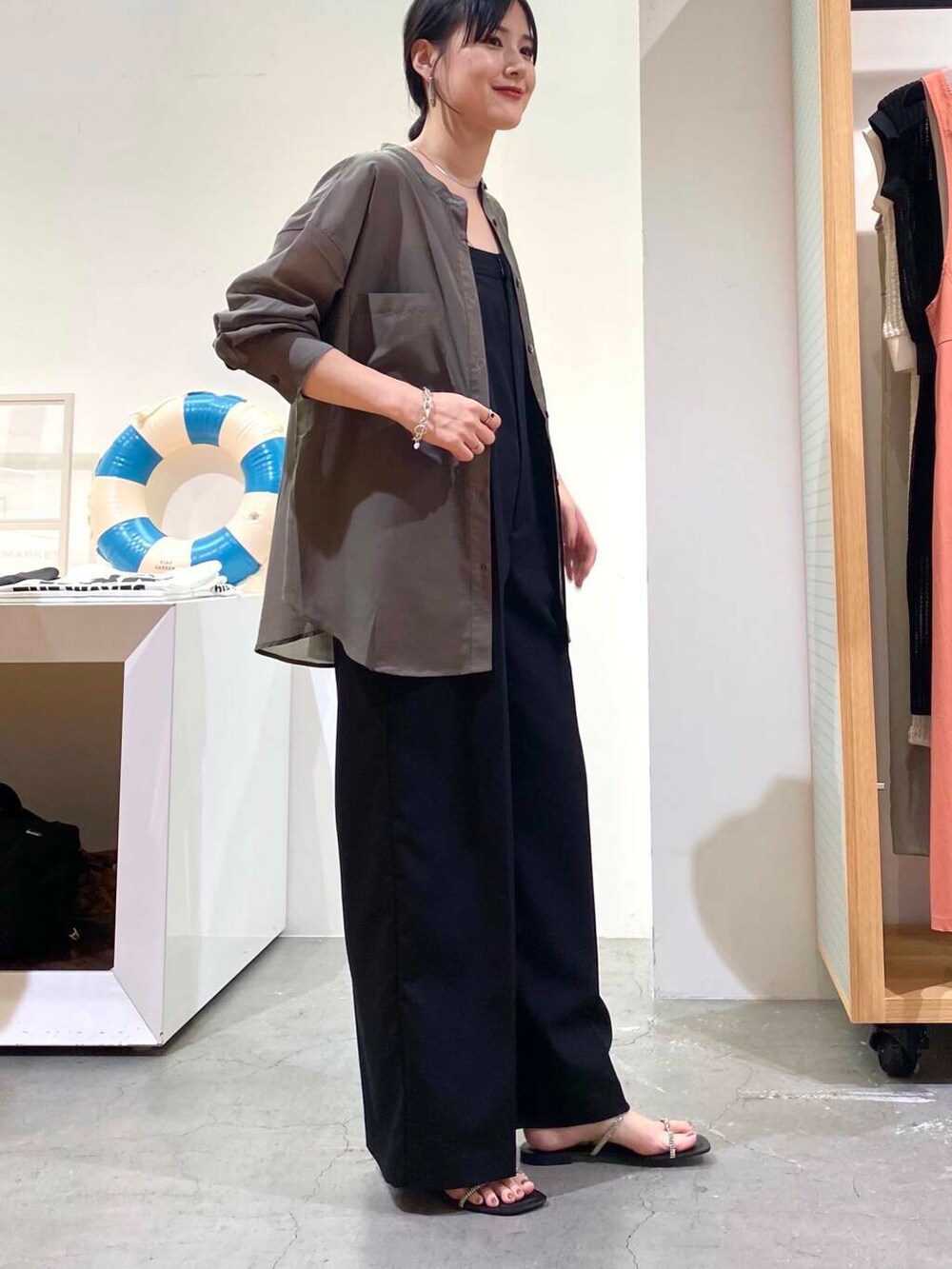 ブラック系のサンダル、グレー系のシャツ/ブラウス、ブラック系のサロペット/オーバーオールを着用したレディースの夏コーディネートの9枚目の写真