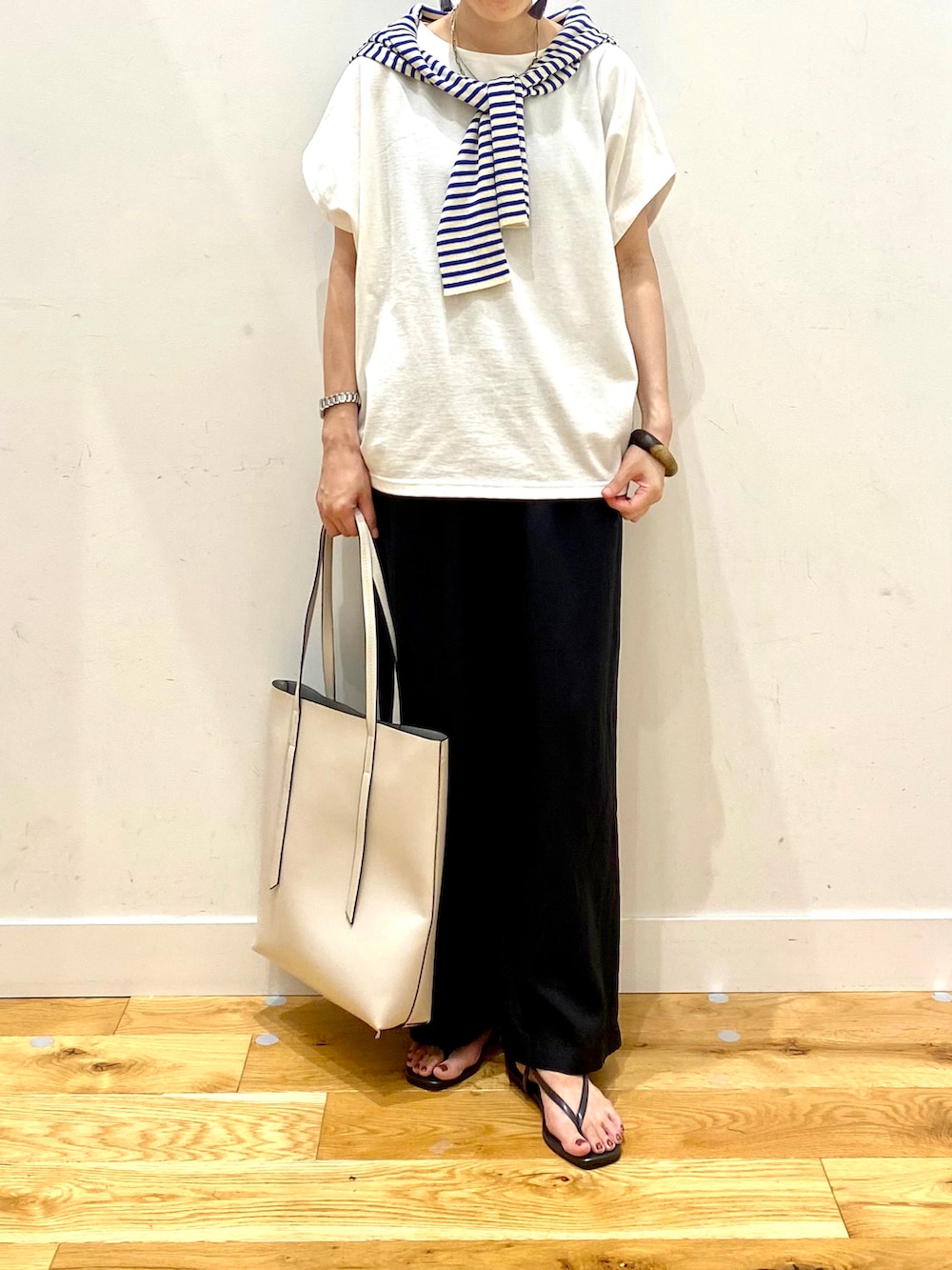 ホワイト系のTシャツ/カットソー、ブルー系のTシャツ/カットソー、ブラック系のその他パンツを着用したレディースの夏コーディネートの4枚目の写真