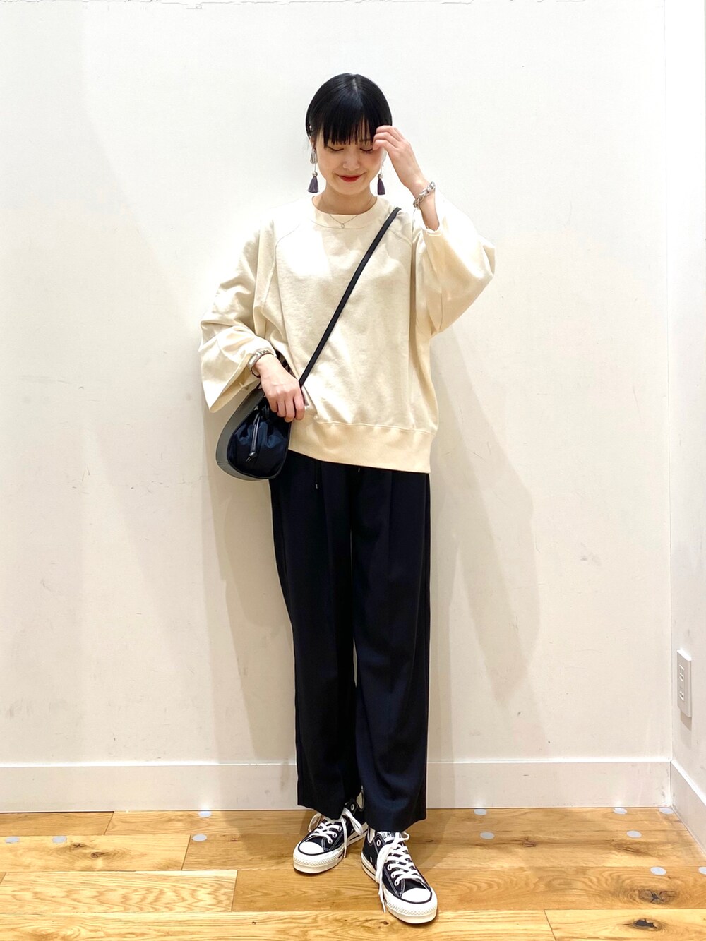 ブラック系のその他パンツ、ブラック系のショルダーバッグ、ブラック系のスニーカーを着用したレディースの春コーディネートの2枚目の写真