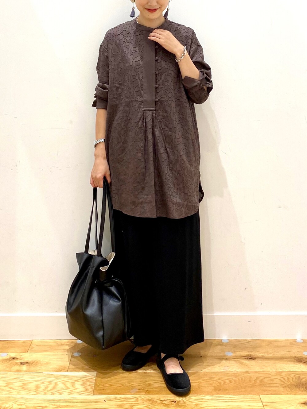 ブラウン系のシャツ/ブラウス、ブラック系のスカート、ブラック系のトートバッグを着用したレディースの夏コーディネートの4枚目の写真