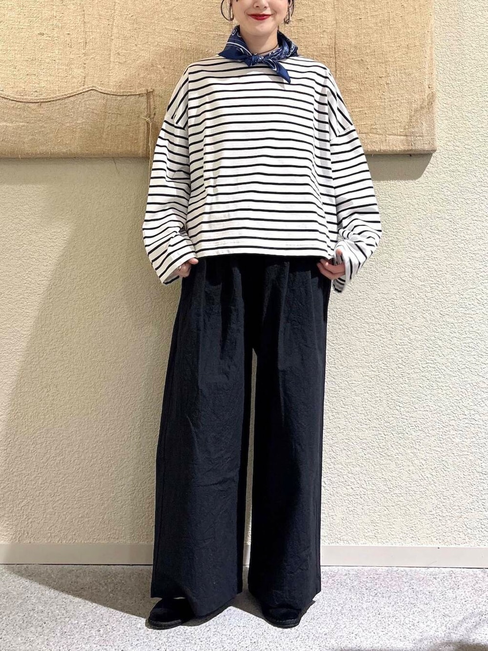 ブラック系のTシャツ/カットソー、ブラック系のその他パンツを着用したレディースの春コーディネートの4枚目の写真