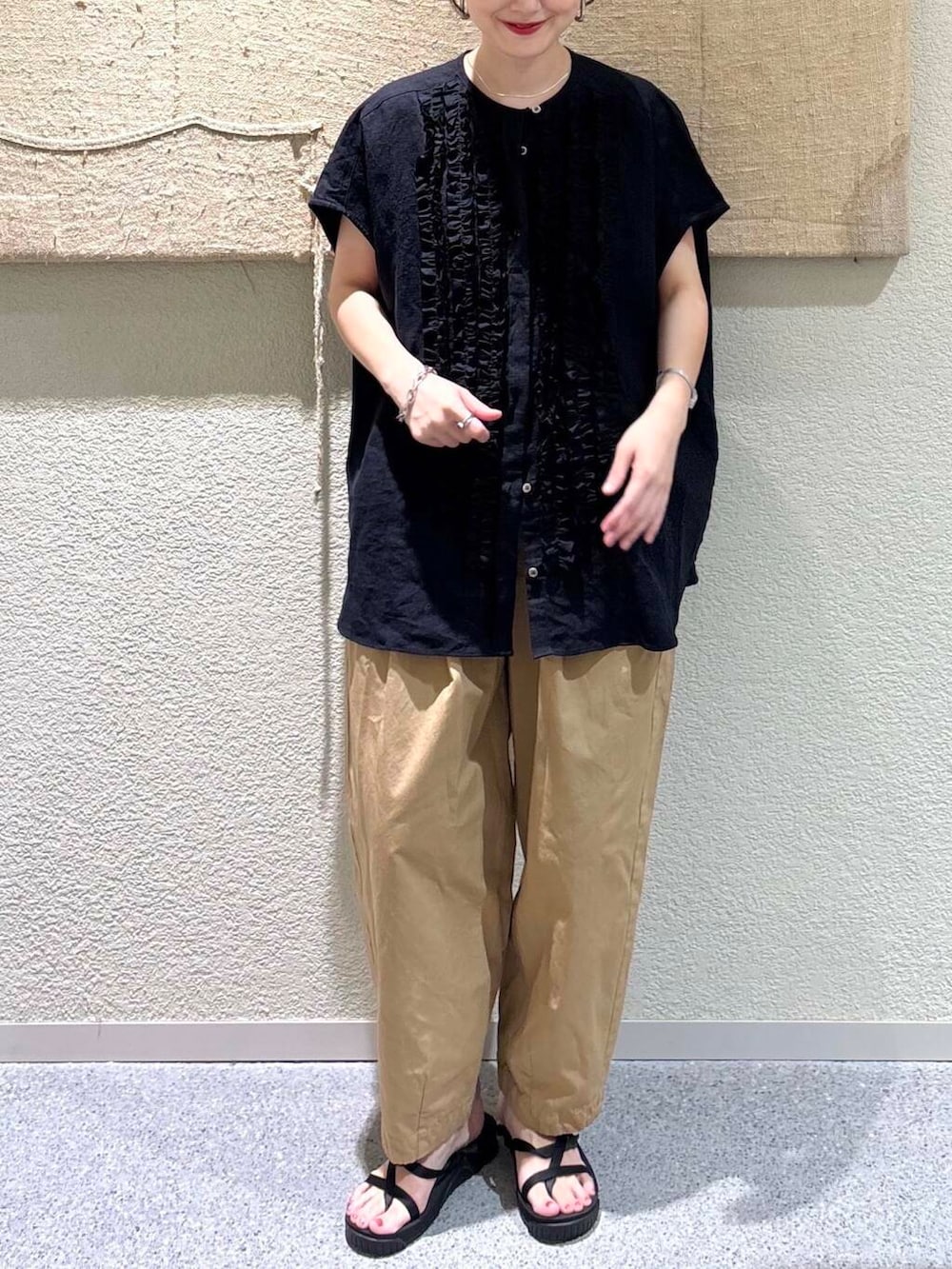 ベージュ系のその他パンツ、ブルー系のシャツ/ブラウスを着用したレディースの夏コーディネートの4枚目の写真