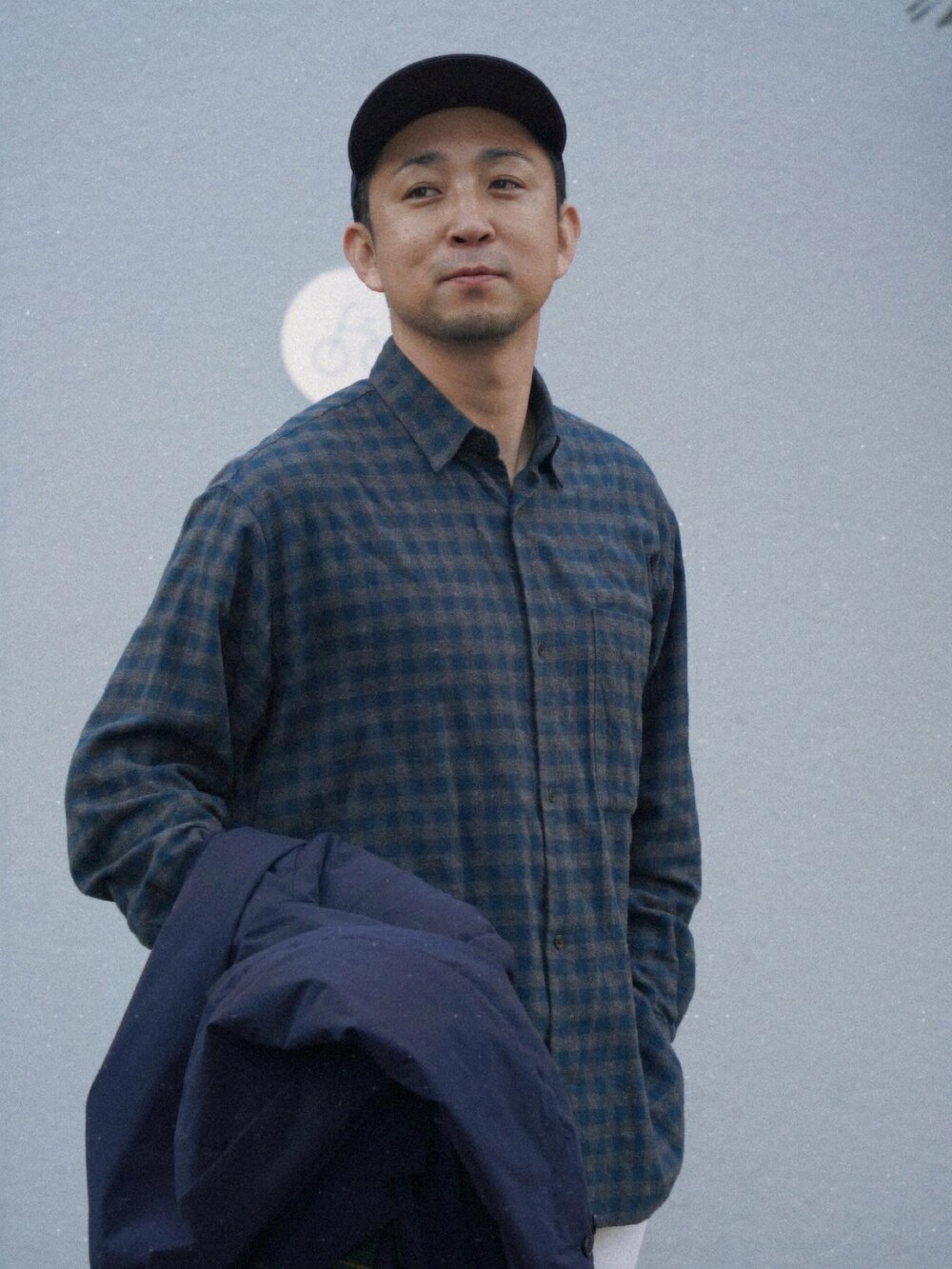 ブルー系のジャケット/アウター、ホワイト系のスウェットパンツ、グレー系のサンダルを着用したメンズの冬コーディネートの2枚目の写真