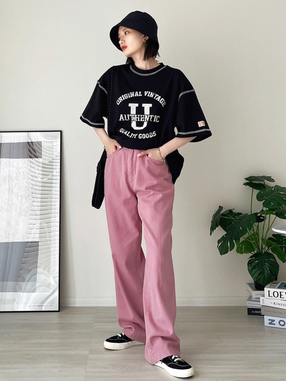 「ストリート、韓国ファッション、ロゴT、オーバーサイズ、ビッグシルエット、ピンク、スニーカー、バケットハット、ショルダーバッグ、お出かけコーデ、夏コーデ、デニム、プチプラ、アツいコーデ全部見せ、カラー×コーデ」｜「Javaの《JaVaジャバ 別注》大人ヴィンテージ。プリントアウトステッチリバースウィーブ風Tシャツ（Tシャツ/カットソー、ブラック系）」を使った、T Λ Eさん（レディース・158cm）の夏コーディネートの5枚目の写真