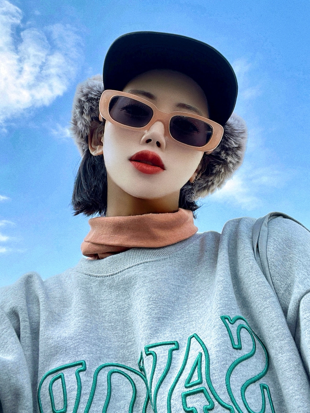 「今日のコスメと服、スウェット、レイヤードスタイル、プチプラ、厚底シューズ、韓国ファッション、お出かけコーデ、古着MIX、デニム、スニーカー、トートバッグ、冬コーデ、タートルネック、ストリート、冬を彩る色いろコーデ」|「WEARのWEAR10周年オリジナルバッグ(トートバッグ、その他)」を使った、T Λ Eさん(レディース・158cm)の秋コーディネートの4枚目の写真