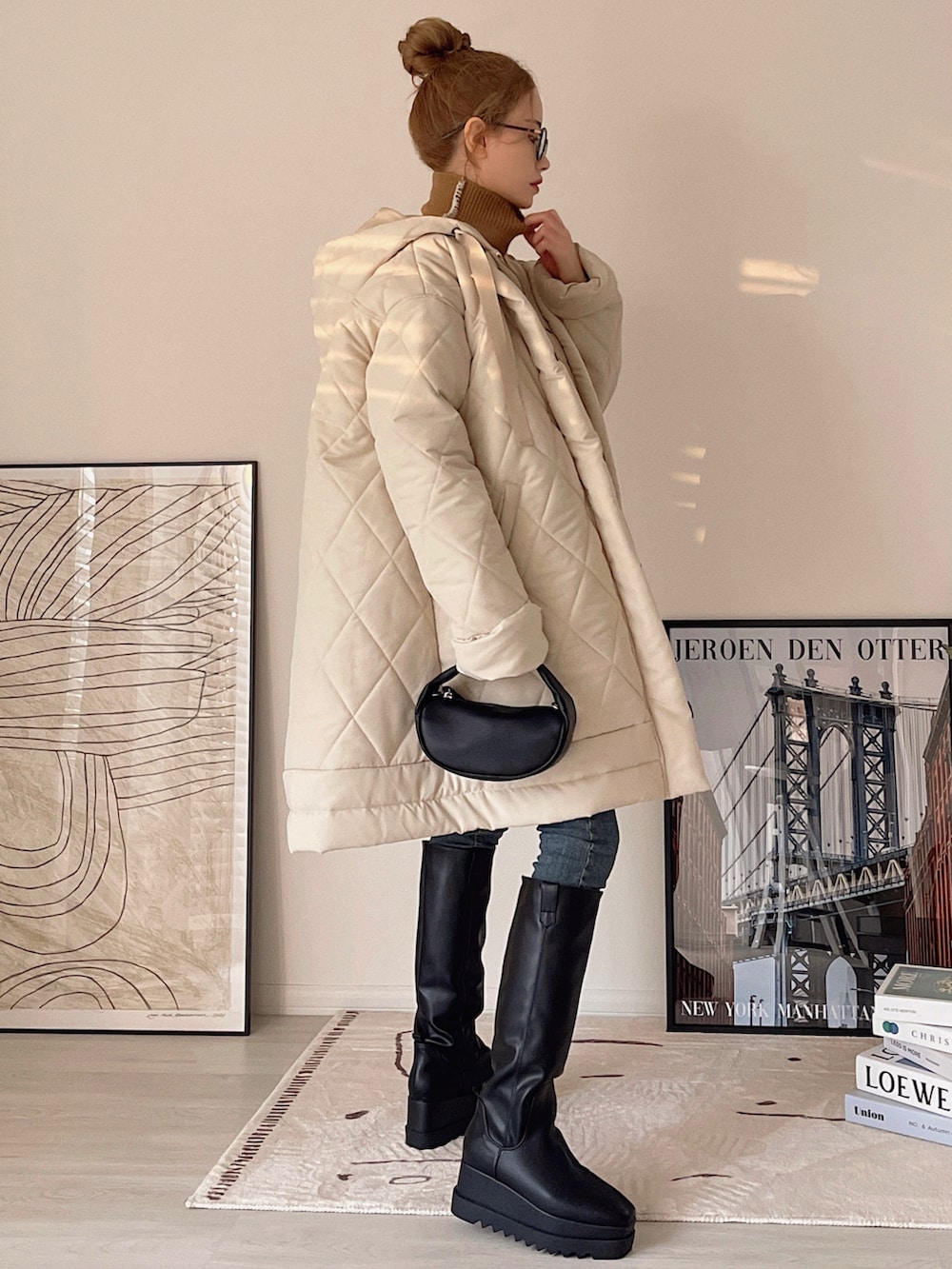 ホワイト系のその他アウター、ブラウン系のニット/セーター、ブルー系のデニムパンツを着用したレディースの冬コーディネートの2枚目の写真