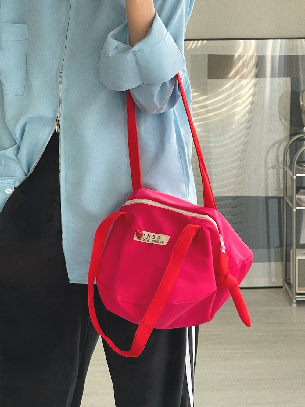 「キャップ、シャツスタイル、お出かけコーデ、ショルダーバッグ、春コーデ、春服みてみて、スニーカー、春色、スポーツミックス、ストリート、春のおしゃ見えテクニック、春のNewスタイル、ブラウス、トートバッグ、韓国ファッション」｜「Chickのラウンドミニショルダーバッグ（ショルダーバッグ、ピンク系）」を使った、T Λ Eさん（レディース・158cm）の冬コーディネートの4枚目の写真