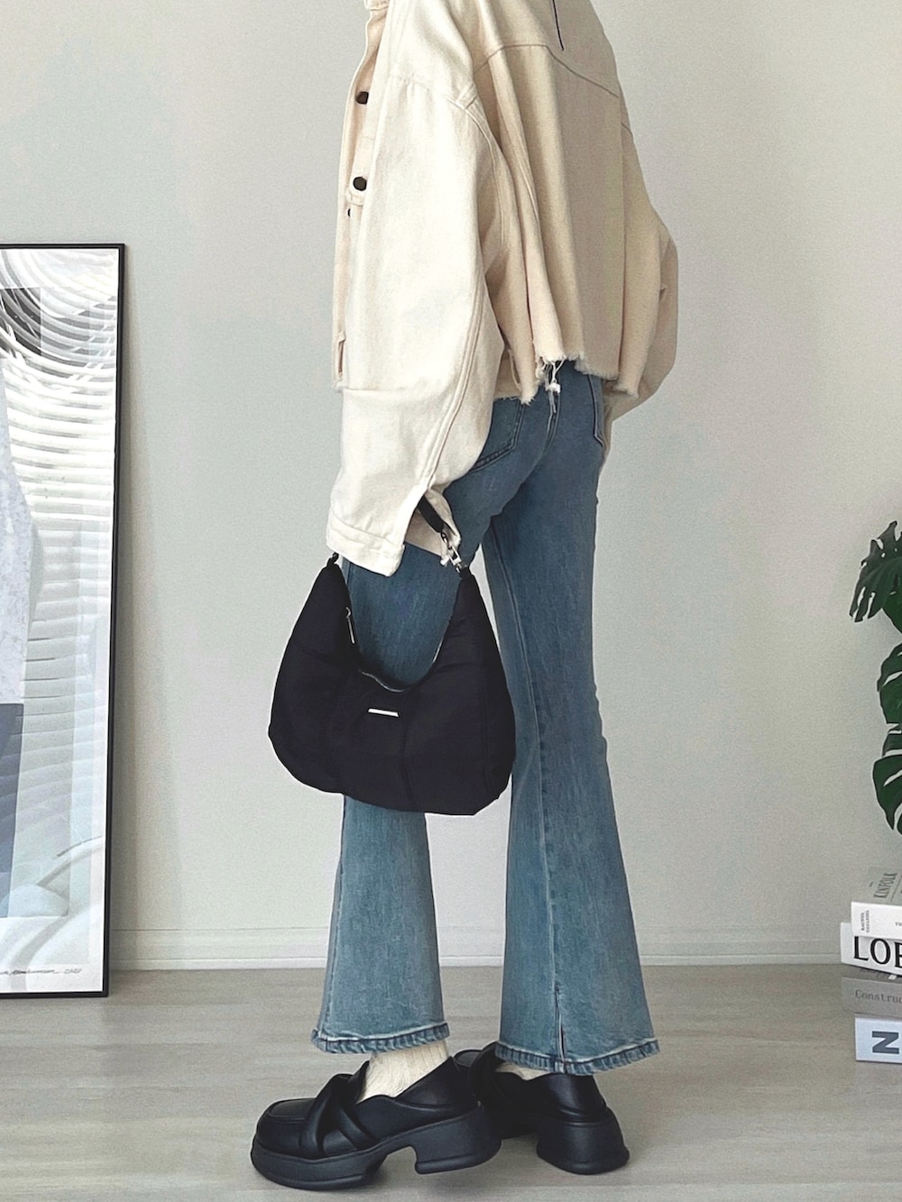 「今日のコスメと服、ローファー、デニム、ベレー帽、モノトーン、ジャケット、ショルダーバッグ、休日スタイル、お出かけコーデ、古着MIX、デートコーデ、プチプラ、シンプルコーデ、ロゴT、ボリューム袖」|「Chickのツイストスクエアトゥローファー(ローファー、ブラック系)」を使った、T Λ Eさん(レディース・158cm)の冬コーディネートの3枚目の写真