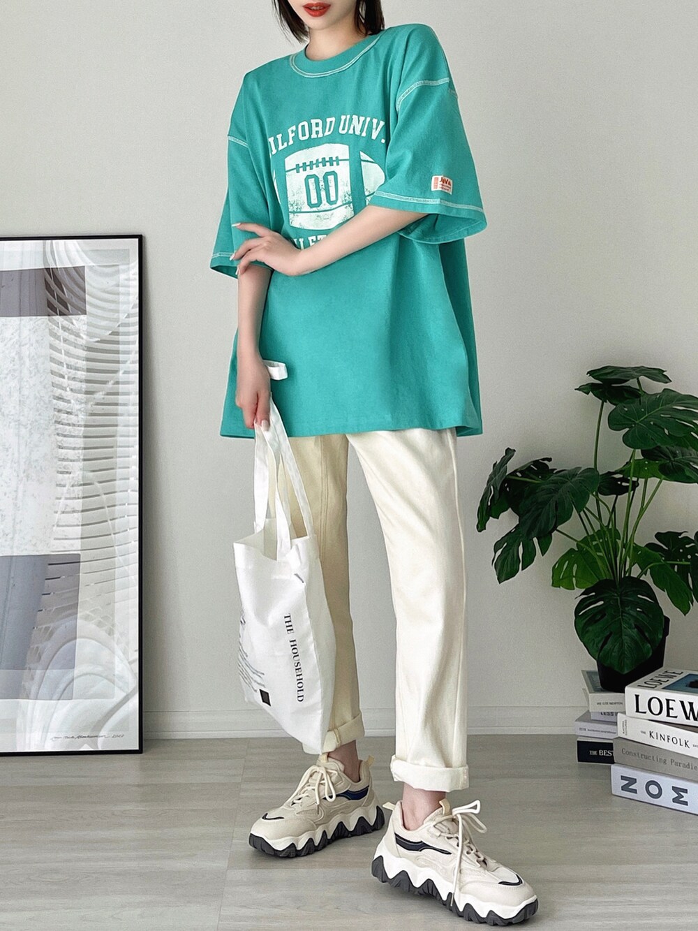 「韓国ファッション、ロゴT、キャップ、メガネ女子、トートバッグ、スニーカー、グリーン、お出かけコーデ、夏コーデ、ストリート、プチプラ、ビッグシルエット、フェススタイル、アツいコーデ全部見せ、カラー×コーデ」｜「Javaの《JaVaジャバ 別注》大人ヴィンテージ。プリントアウトステッチリバースウィーブ風Tシャツ（Tシャツ/カットソー、グリーン系）」を使った、T Λ Eさん（レディース・158cm）の夏コーディネートの4枚目の写真