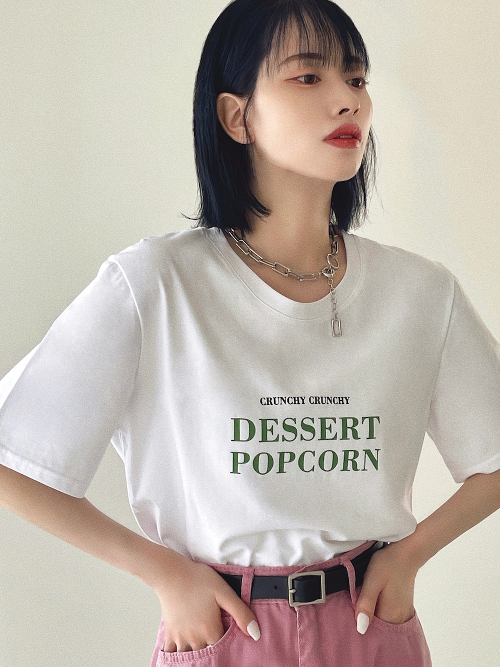 「韓国ファッション、ピンク、ミニバッグ、夏だ！Tシャツ着よう！、ストリート、ビッグシルエット、お出かけコーデ、スポーツサンダル、スニーカー、Tシャツ、ハイウエスト、モード、今日のコスメと服、みんなの白Tフェス、ロゴT」｜「etadeのポップコーンロゴTシャツ etdw23s003（Tシャツ/カットソー、ホワイト系）」を使った、T Λ Eさん（レディース・158cm）の夏コーディネートの4枚目の写真