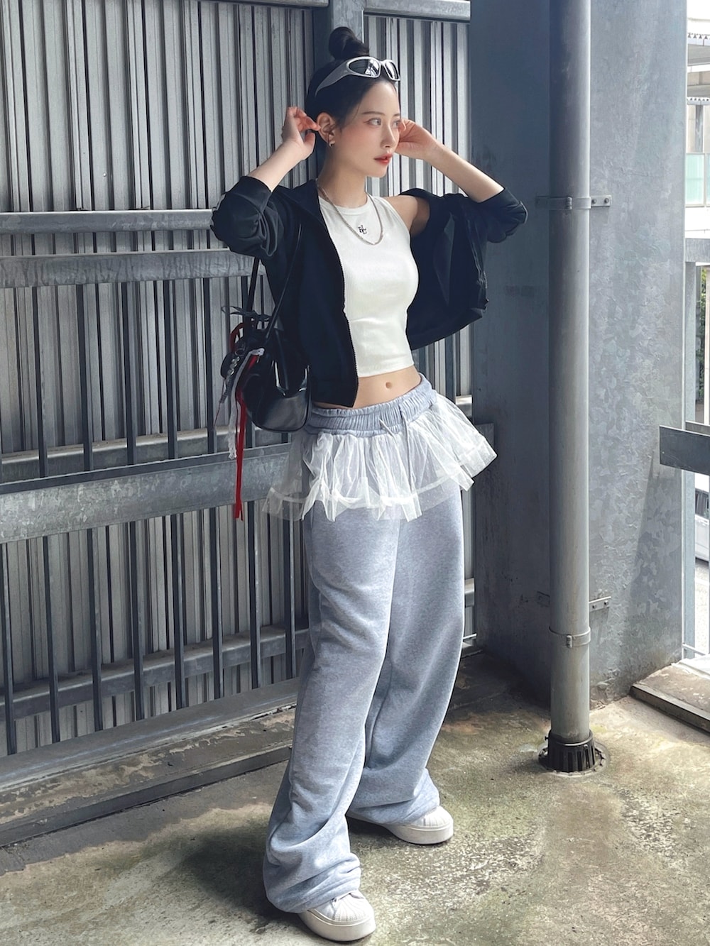 「スウェット、スウェットパンツ、レイヤードスタイル、韓国ファッション、タンクトップ、ノースリーブ、スニーカー、サングラス、アウトドアスタイル、ブラックコーデ、フリル、古着MIX、夏コーデ、フェススタイル、スポーツミックス」｜「BEIDELLIの[BELLIDE MADE] リブクロップド刺繍ノースリーブ（タンクトップ、ホワイト系）」を使った、T Λ Eさん（レディース・158cm）の夏コーディネートの5枚目の写真