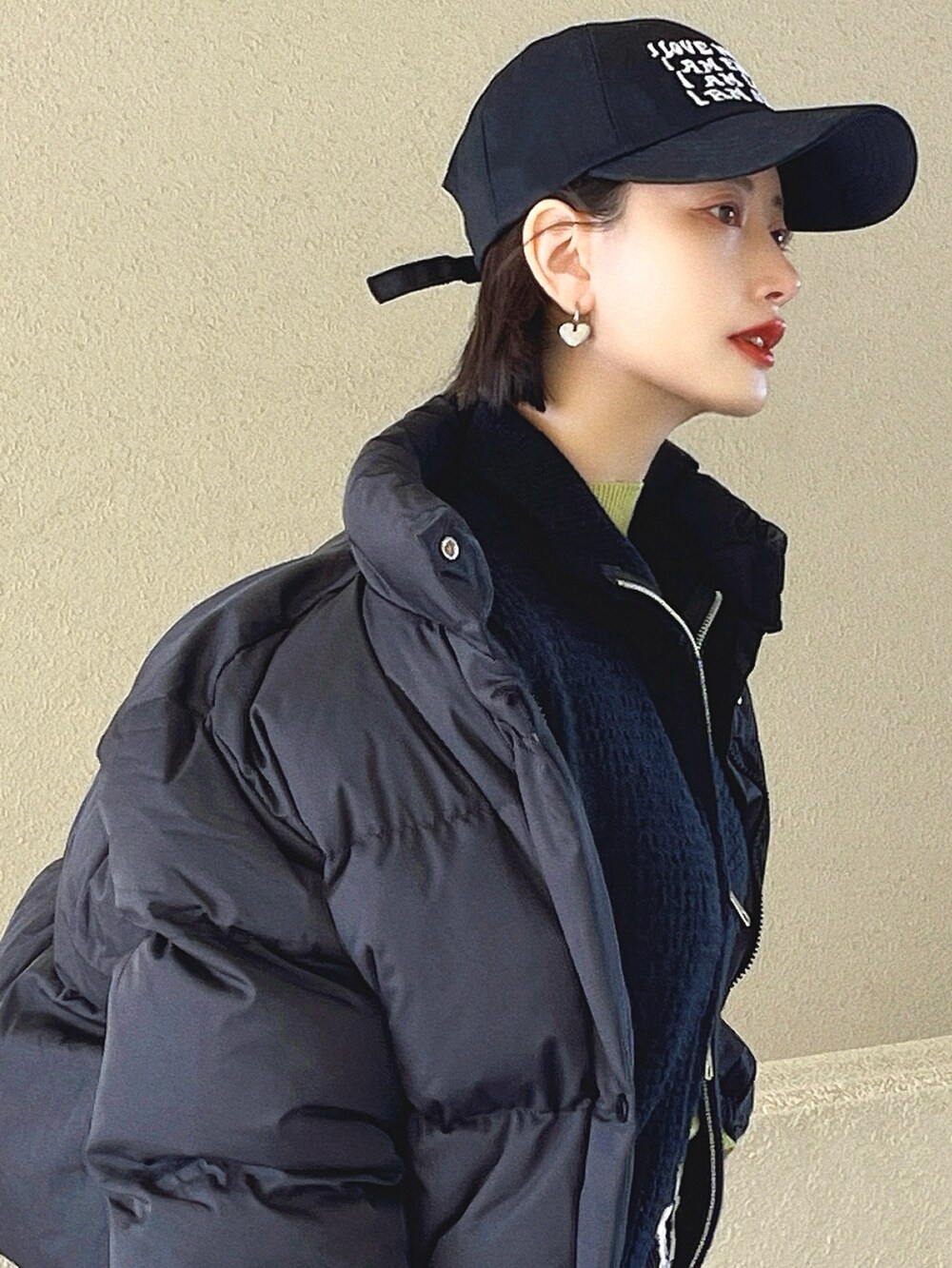 「キャップ、モノトーン、韓国ファッション、冬コーデ、ハーフジップ、プチプラ、スポーツミックス、ブーツ、ストリート、ニット、レイヤードスタイル、チェック、ダウンジャケット、今日のコスメと服、春のNewスタイル」|「me+em selectの【 選べる6色展開 / 裾絞り可能2WAY 】ニュアンスカラーショートパフダウンジャケット(ダウンジャケット/コート、ブラック系)」を使った、T Λ Eさん(レディース・158cm)の冬コーディネートの2枚目の写真