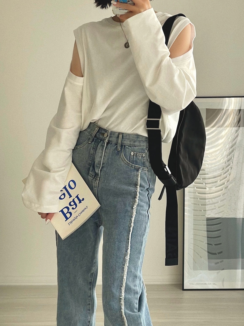 ブルー系のデニムパンツ、ホワイト系のローファー、ホワイト系のTシャツ/カットソーを着用したレディースの冬コーディネートの4枚目の写真