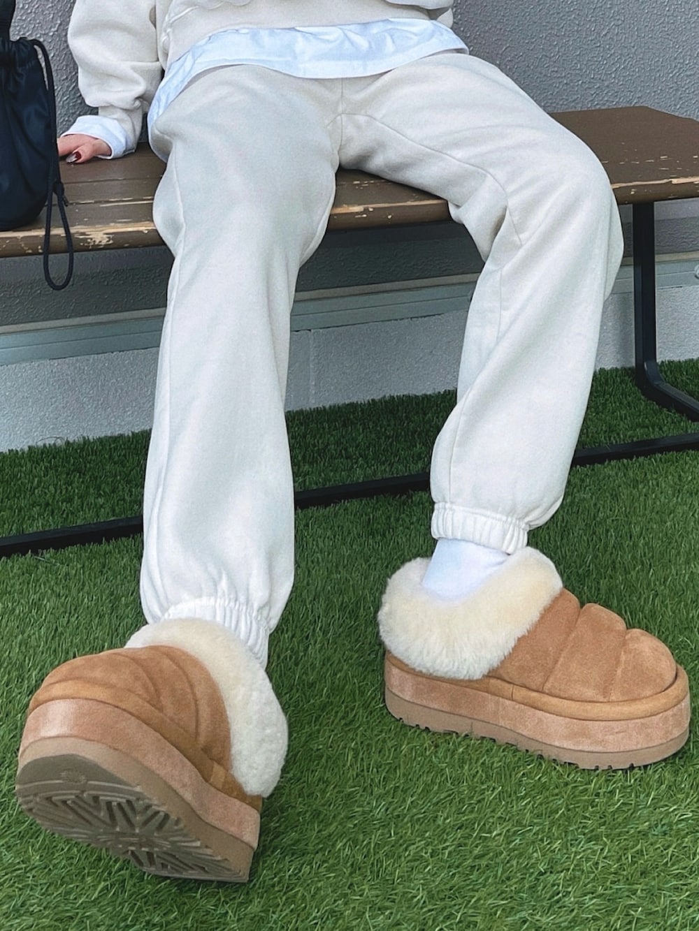 「ファッションを楽しもう、今日のコスメと服、ニット、セットアップ、ニット帽、淡色コーデ、ストリート、ビッグシルエット、レイヤードスタイル、厚底シューズ、スウェット、スポーツミックス、お出かけコーデ、ワントーンコーデ、ムートンブーツ」|「CANAL JEANのEl mar(エルマール) ピグメント裏起毛スウェットセットアップ(セットアップ、ベージュ系)」を使った、T Λ Eさん(レディース・158cm)の秋コーディネートの4枚目の写真