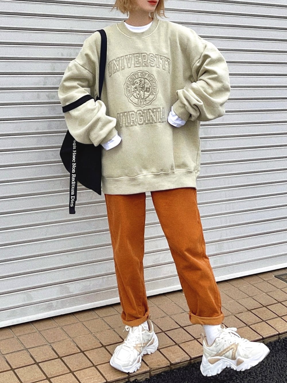 「キャップ、トートバッグ、レイヤードスタイル、GU、ブラウン、メガネ女子、ロゴスウェット、ビッグシルエット、厚底シューズ、プチプラ、韓国ファッション、カラーパンツ、シンフルコーデ、白スニーカー、スニーカー」｜「CANAL JEANのEl mar(エルマール) ヴィンテージ刺繍裏起毛トレーナー（スウェット、ベージュ系）」を使った、T Λ Eさん（レディース・158cm）の冬コーディネートの4枚目の写真