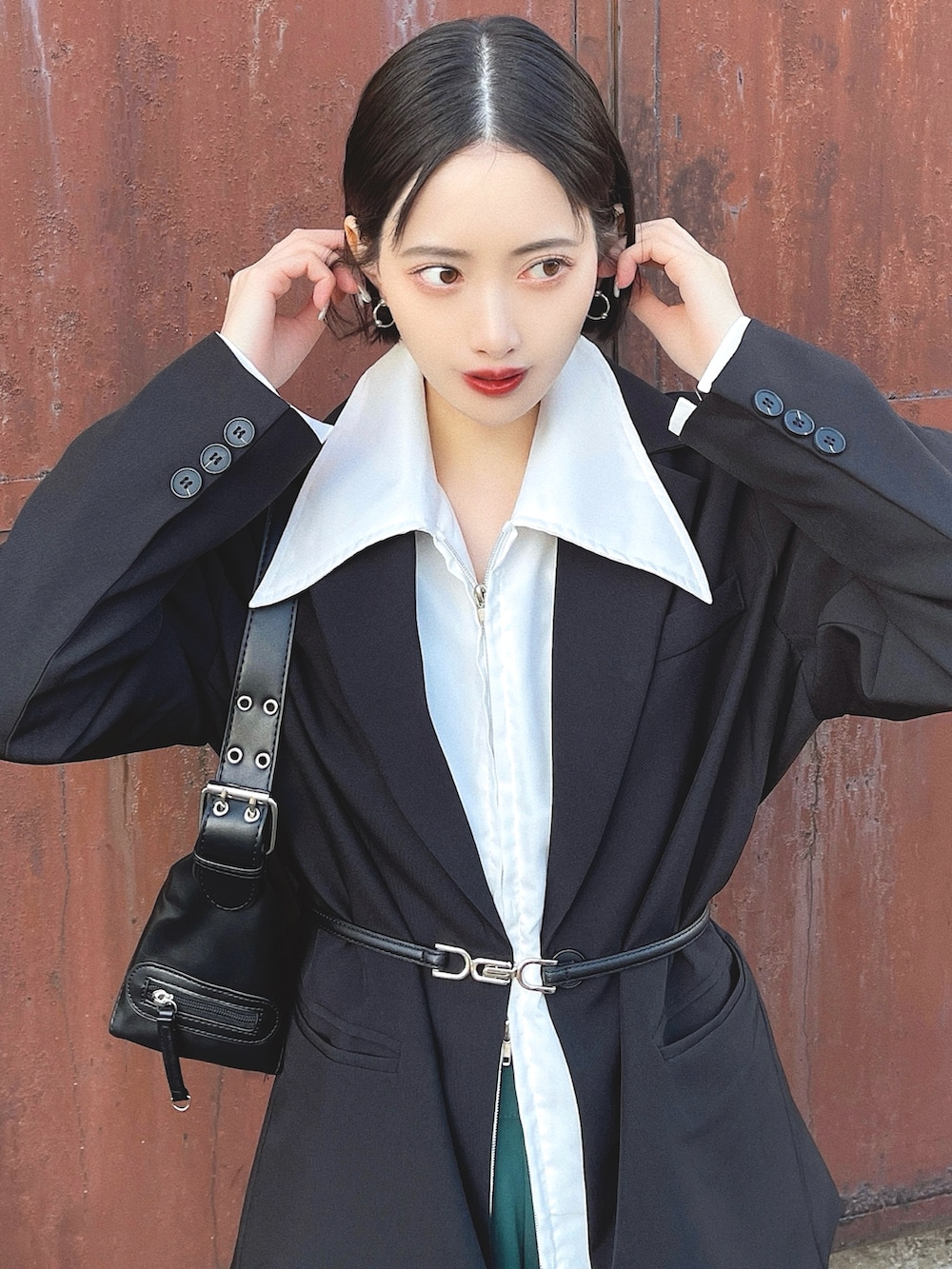 「今日のコスメと服、冬を彩る色いろコーデ、レイヤードスタイル、冬コーデ、ジャケット、シャツスタイル、カラーパンツ、グリーン、ブーツ、休日スタイル、お出かけコーデ、モノトーン、プチプラ、ショルダーバッグ、シンプルコーデ」|「VipoaのBIGカラージップシャツ(シャツ/ブラウス、ホワイト系)」を使った、T Λ Eさん(レディース・158cm)の冬コーディネートの2枚目の写真