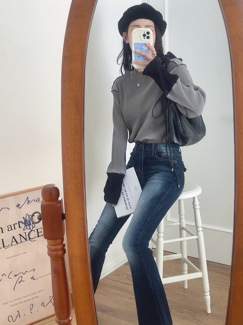 「デニム、ベレー帽、ショルダーバッグ、秋服準備はじめました、ローファー、韓国ファッション、厚底シューズ、モノトーン、シンプルコーデ、きれいめカジュアル、休日スタイル、テーマパークコーデ、デートコーデ、お出かけコーデ、プチプラ」｜「kirakiraShopの≪25AWの新色登場!≫ これ1枚でオシャレ見え。袖 配色 ボトルネック プリーツ トップス（Tシャツ/カットソー、グレー系）」を使った、T Λ Eさん（レディース・158cm）の夏コーディネートの4枚目の写真