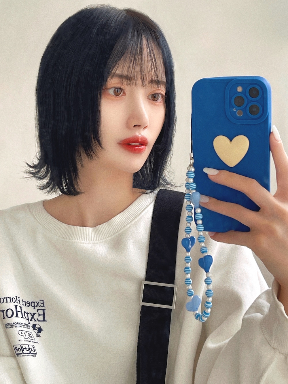 「アツいコーデ全部見せ、今日のコスメと服、秋服準備はじめました、スウェット、ショルダーバッグ、韓国ファッション、休日スタイル、モノトーン、ストリート、ロゴT、袖ボリューム、スニーカーコーデ、メンズライク、シンプル、ビッグシルエット」|「CANAL JEANのvia j(ヴィアジェイ) "Expert Horror"ロングTシャツ(Tシャツ/カットソー、ホワイト系)」を使った、T Λ Eさん(レディース・158cm)の夏コーディネートの2枚目の写真