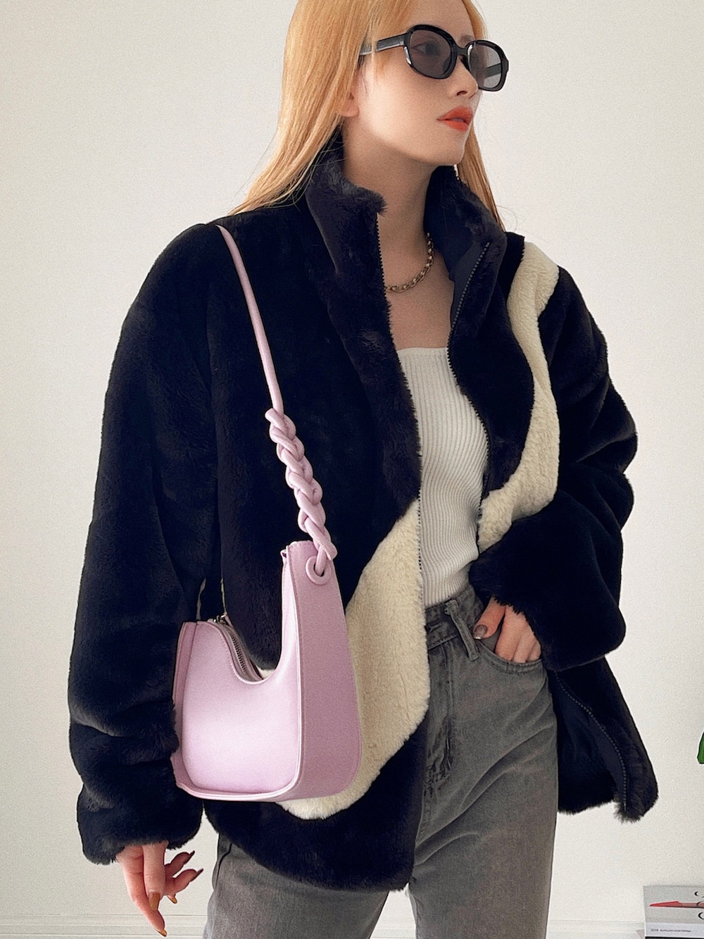 「ナイキ、NIKE、Dr.Martens、ファージャケット、スキニーデニム、厚底シューズ、ブーツ、レースアップシューズ、モノトーン、韓国ファッション、秋冬コーデ、ファー、レイヤードスタイル、ビッグシルエット、きれいめカジュアル」｜「etadeのアニバーサリー ブレイディドハンドル 変形2wayバッグ etda22a002（ショルダーバッグ、パープル系）」を使った、T Λ Eさん（レディース・158cm）の秋コーディネートの2枚目の写真