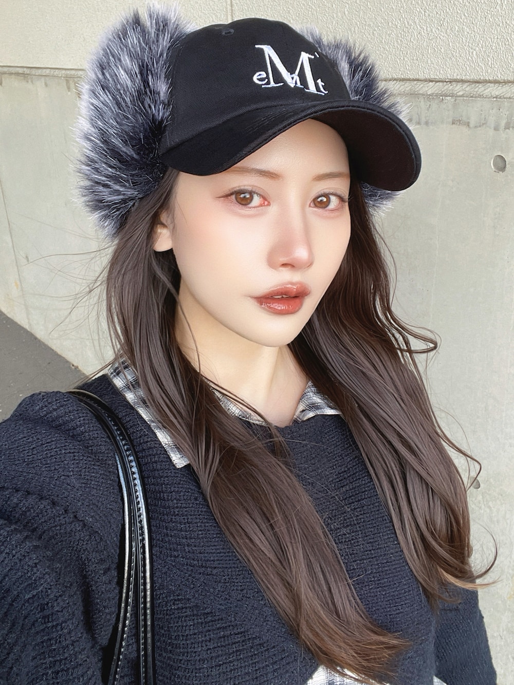 ブラック系のデニムパンツ、ブラック系のニット/セーター、ブラック系のシャツ/ブラウスを着用したレディースの春コーディネートの2枚目の写真