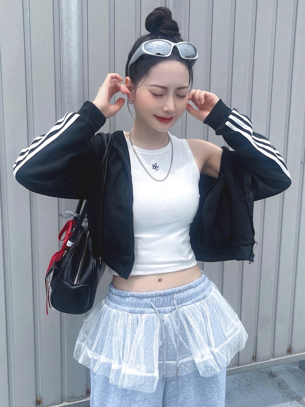 「スウェット、スウェットパンツ、レイヤードスタイル、韓国ファッション、タンクトップ、ノースリーブ、スニーカー、サングラス、アウトドアスタイル、ブラックコーデ、フリル、古着MIX、夏コーデ、フェススタイル、スポーツミックス」｜「BEIDELLIの[BELLIDE MADE] リブクロップド刺繍ノースリーブ（タンクトップ、ホワイト系）」を使った、T Λ Eさん（レディース・158cm）の夏コーディネートの2枚目の写真