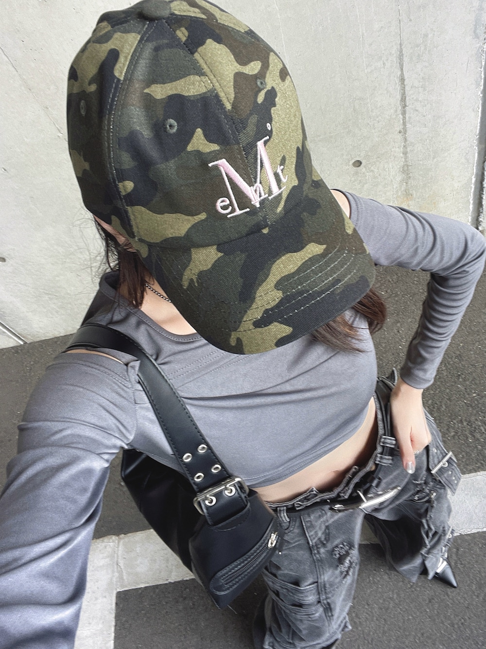 「韓国ファッション、秋服準備はじめました、キャップ、ショルダーバッグ、パンプス、モノトーン、デニム、テーマパークコーデ、フェススタイル、お出かけコーデ、プチプラ、カーゴパンツ、アウトドアスタイル、ストリート、モード」｜「MUCENTの【日本未発売/WEB限定】MUCENT(ムセント)/シグネチャー ロゴ ベースボール キャップ サイズ調整可能/SIGNATURE BALL CAP（キャップ、その他）」を使った、T Λ Eさん（レディース・158cm）の夏コーディネートの4枚目の写真
